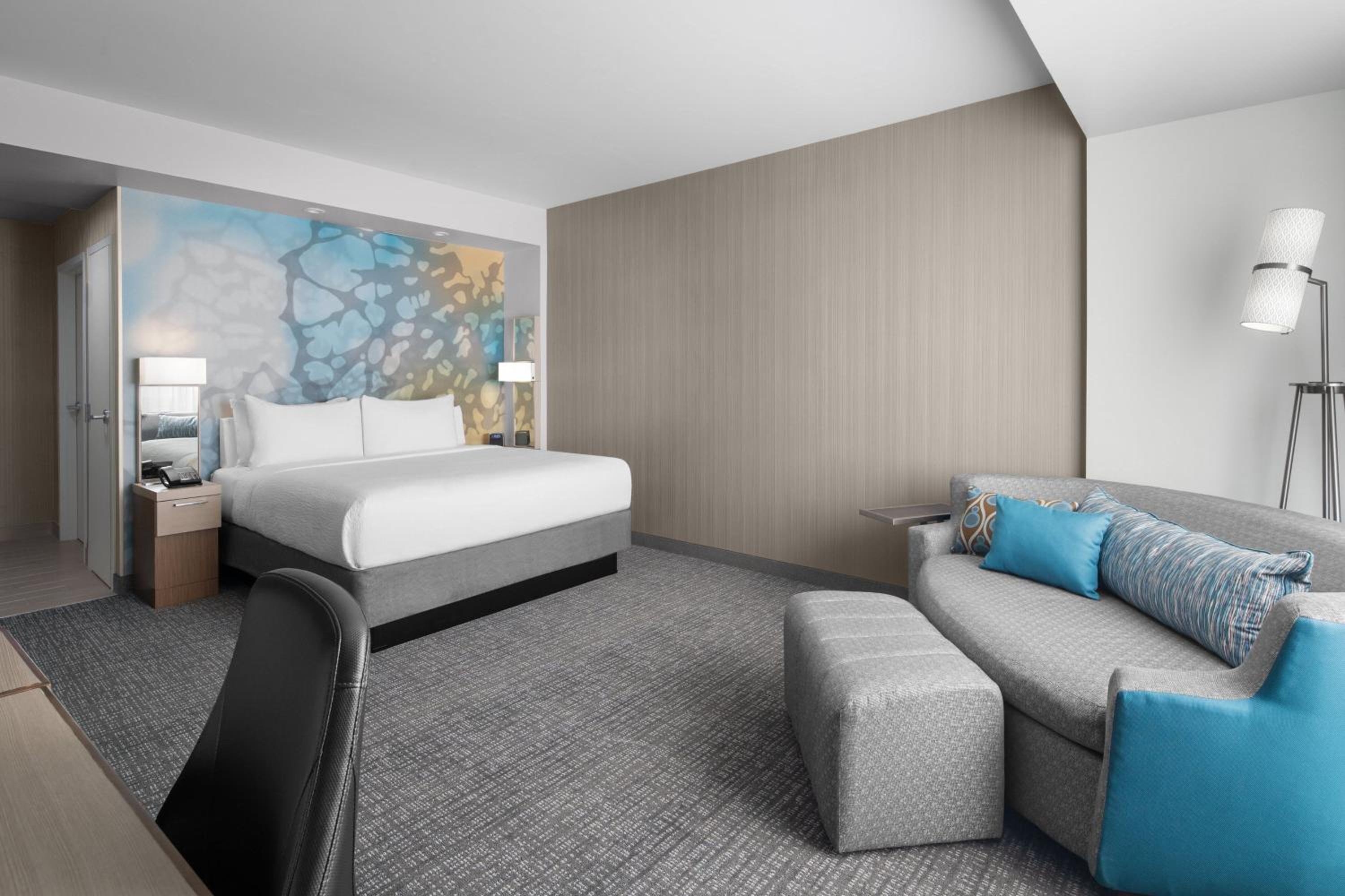 King Room with Sofa Bed with Balcony and Pool View - Photo 7