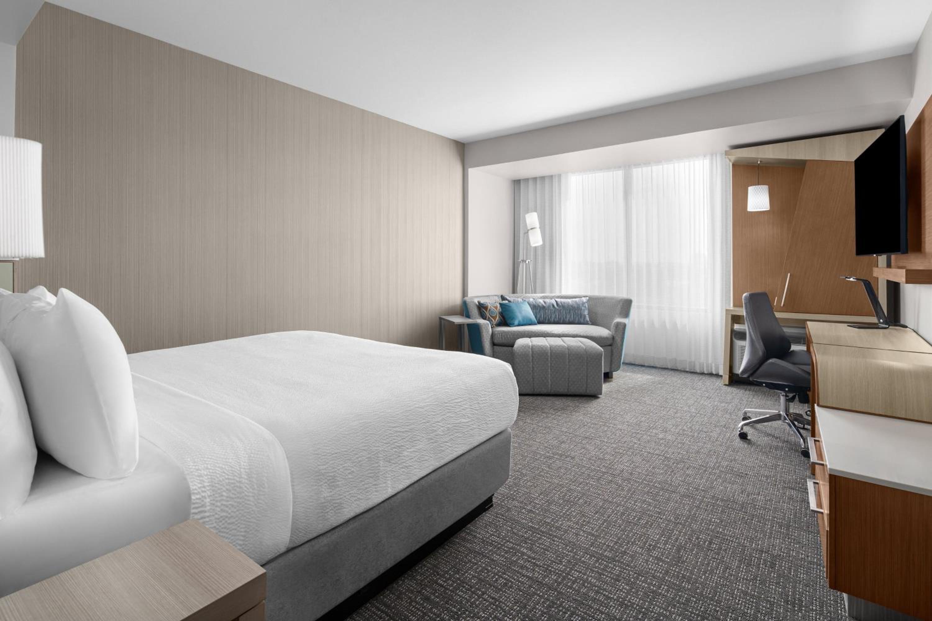 King Room with Sofa Bed - Photo 4