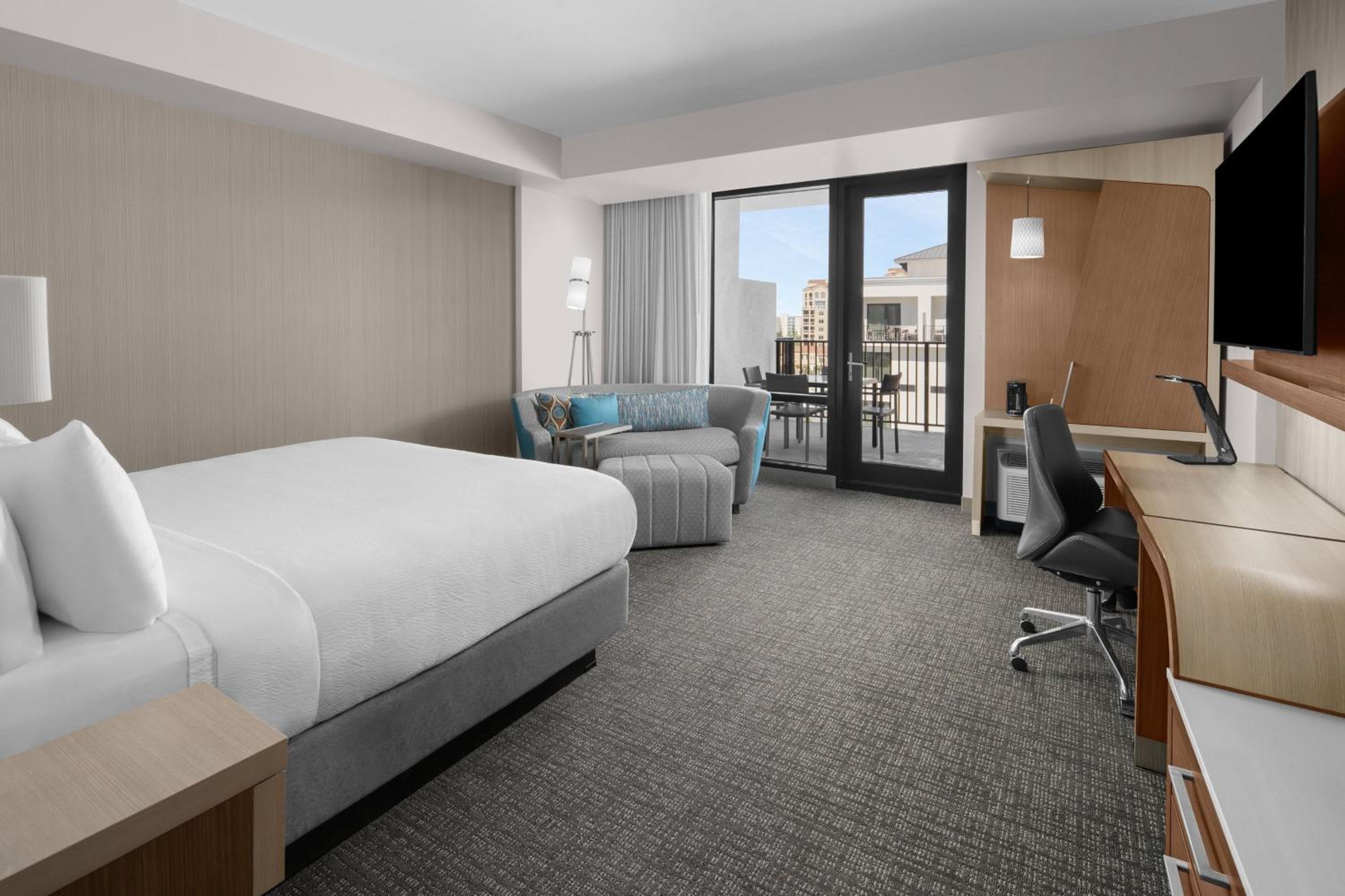 King Room with Sofa Bed with Balcony and Pool View - Photo 2
