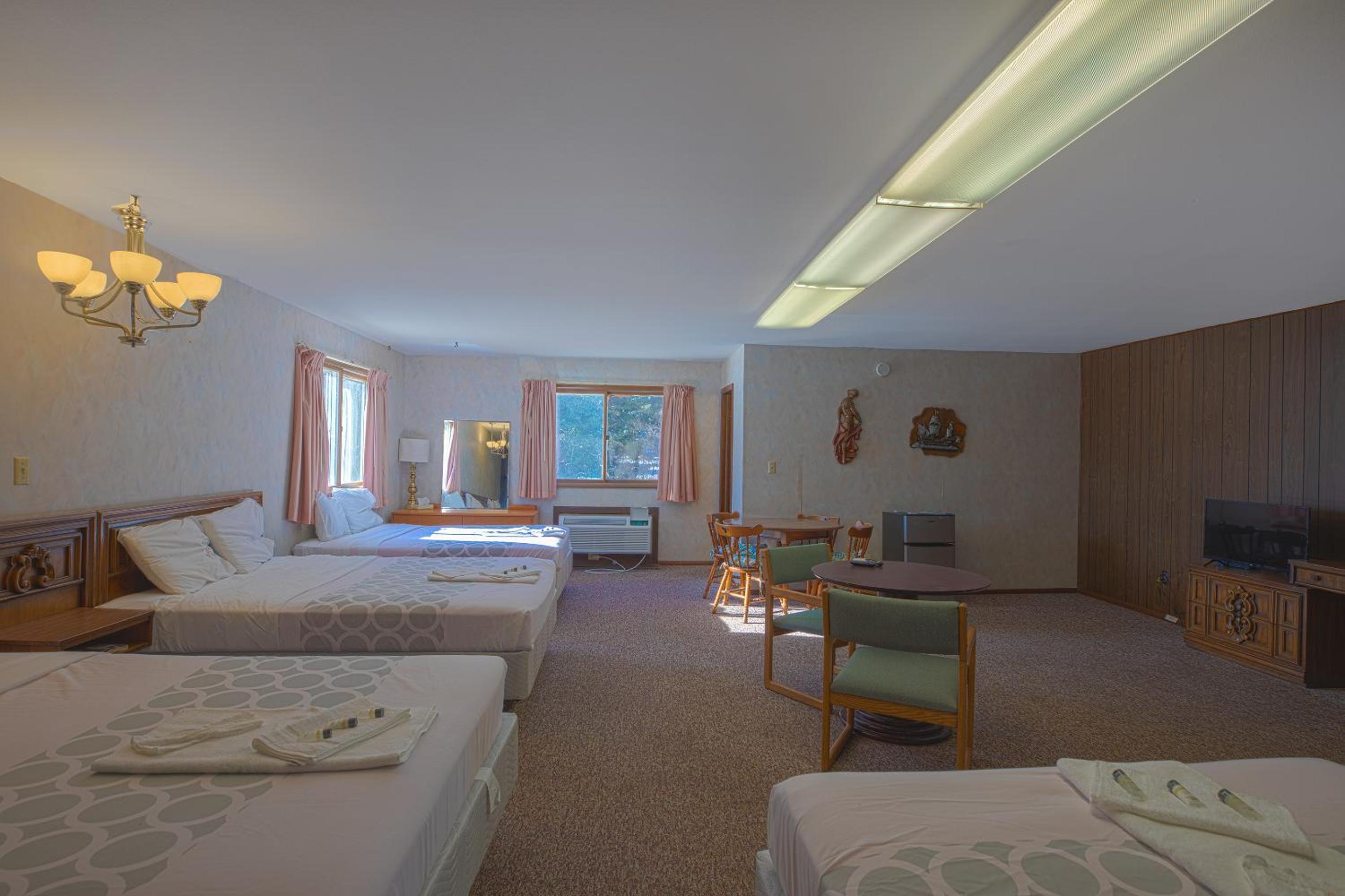 Family Room 4 Queen Beds - Photo 7
