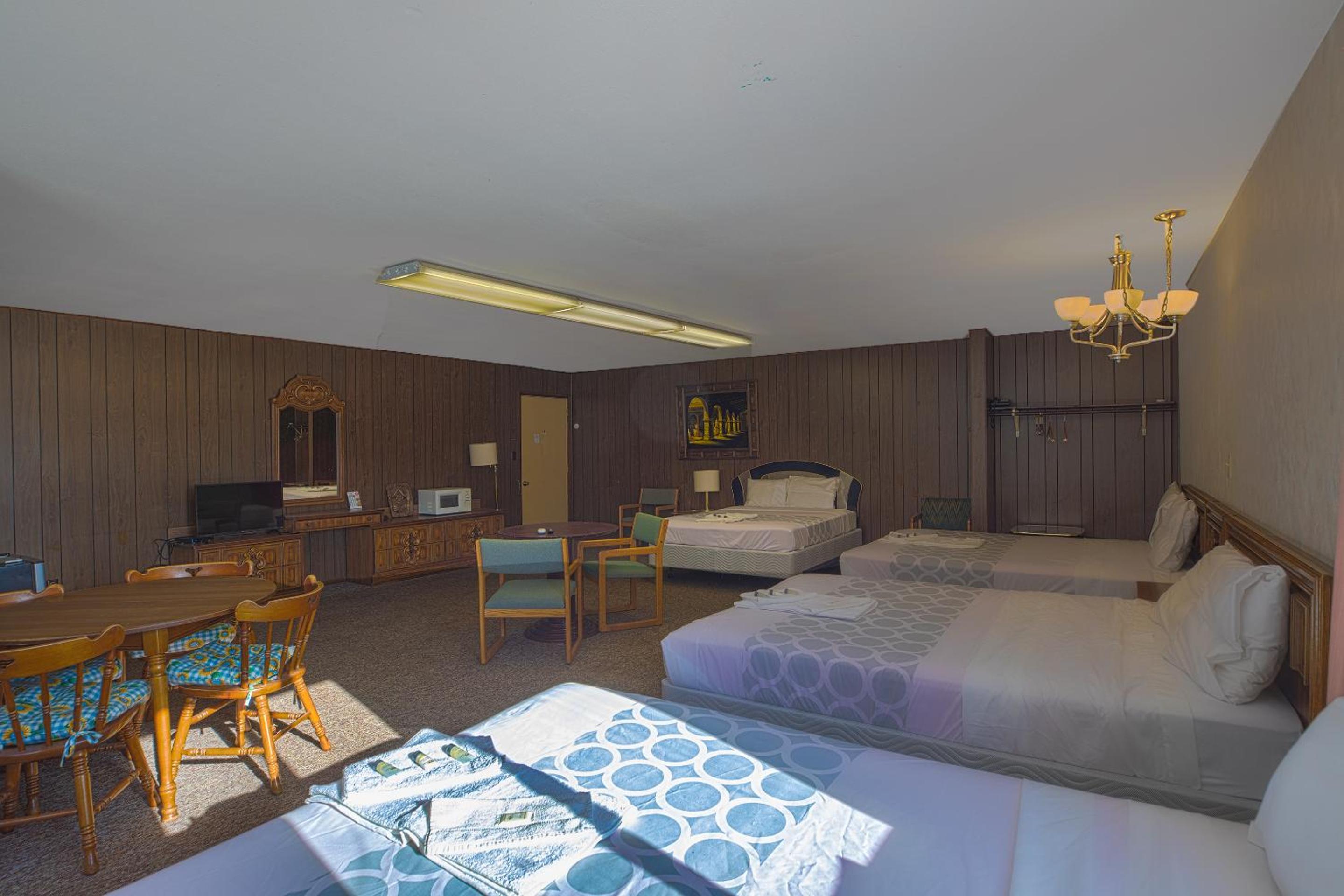 Family Room 4 Queen Beds - Photo 2