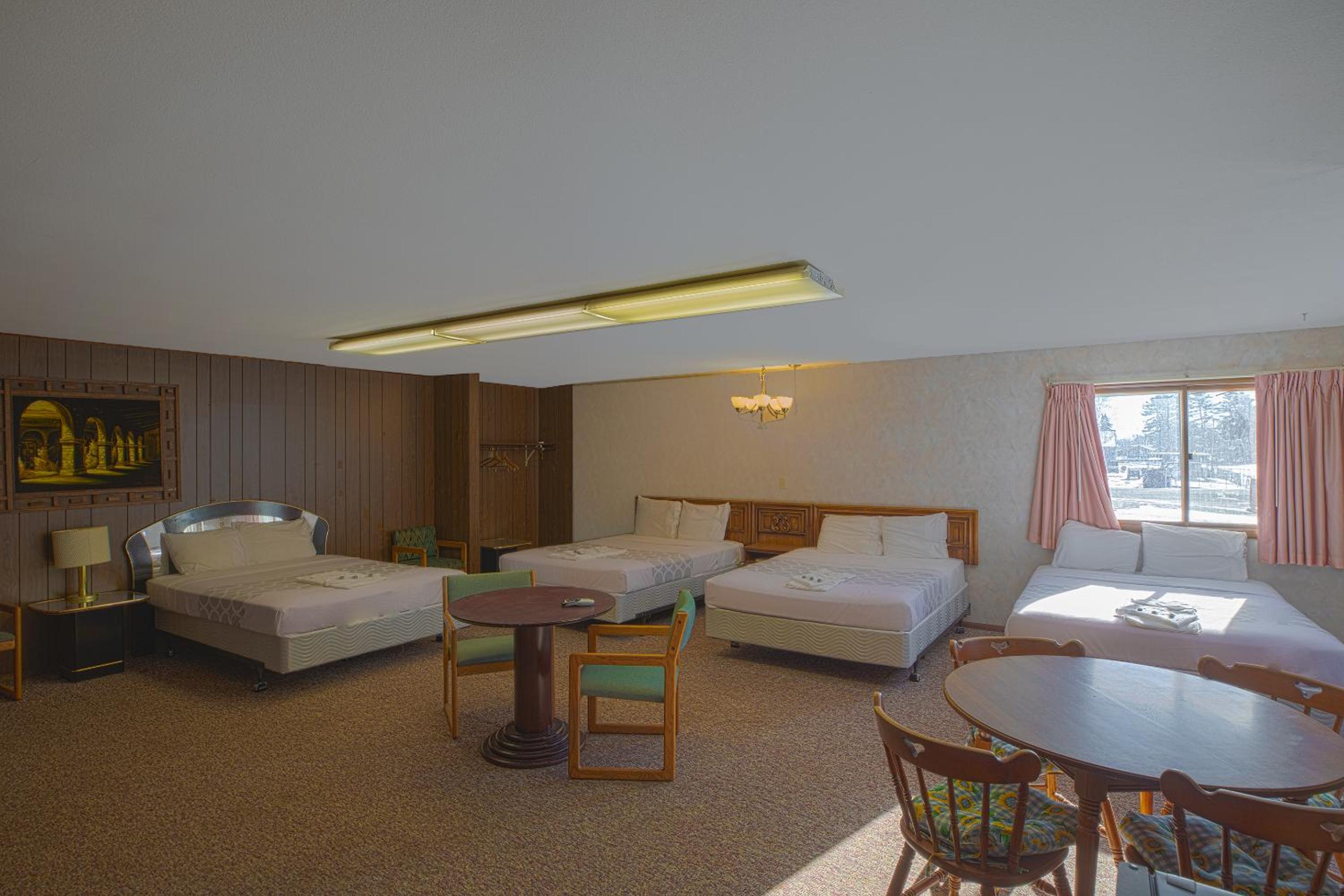 Family Room 4 Queen Beds - Photo 9