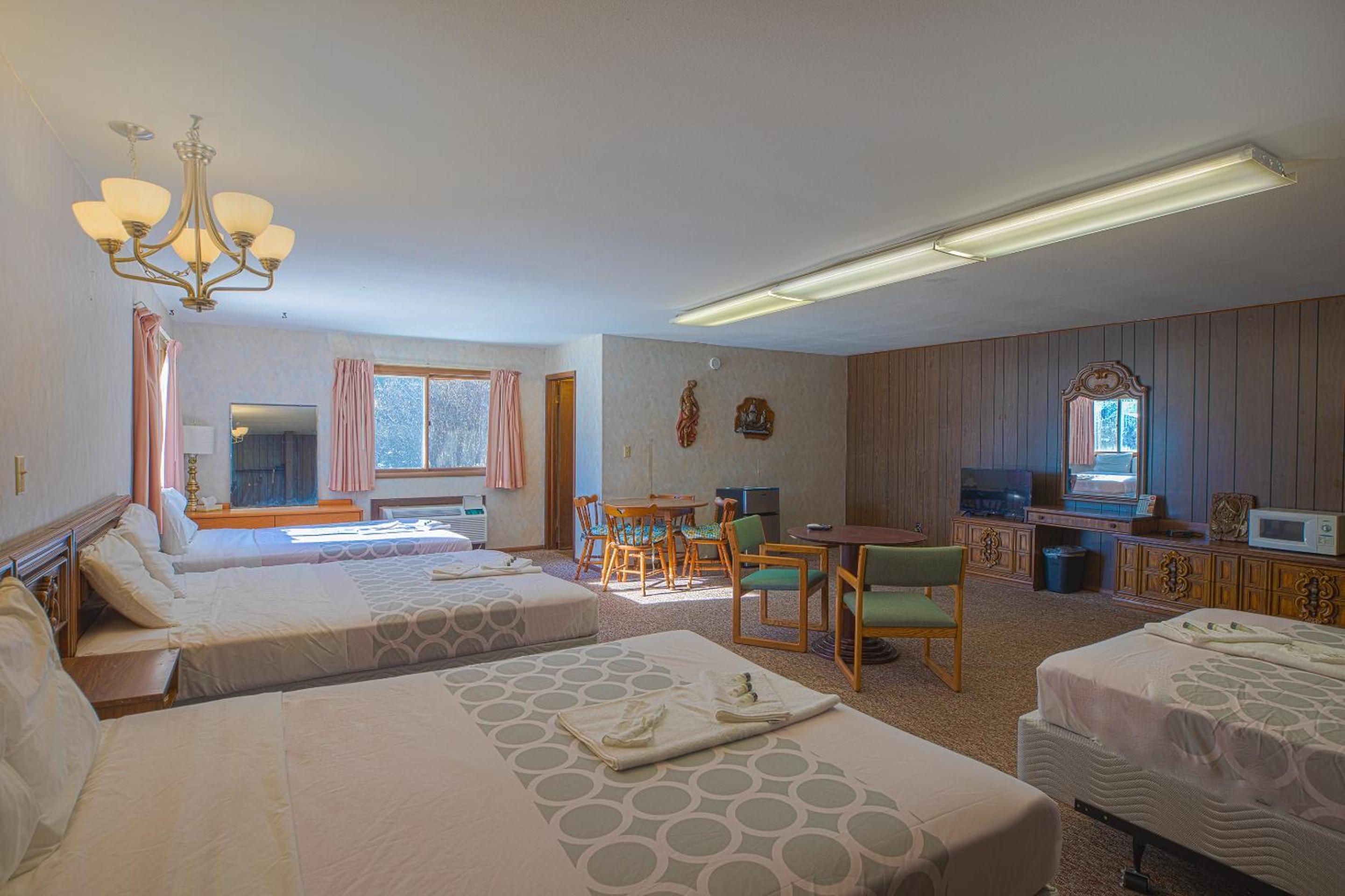 Family Room 4 Queen Beds - Photo 8