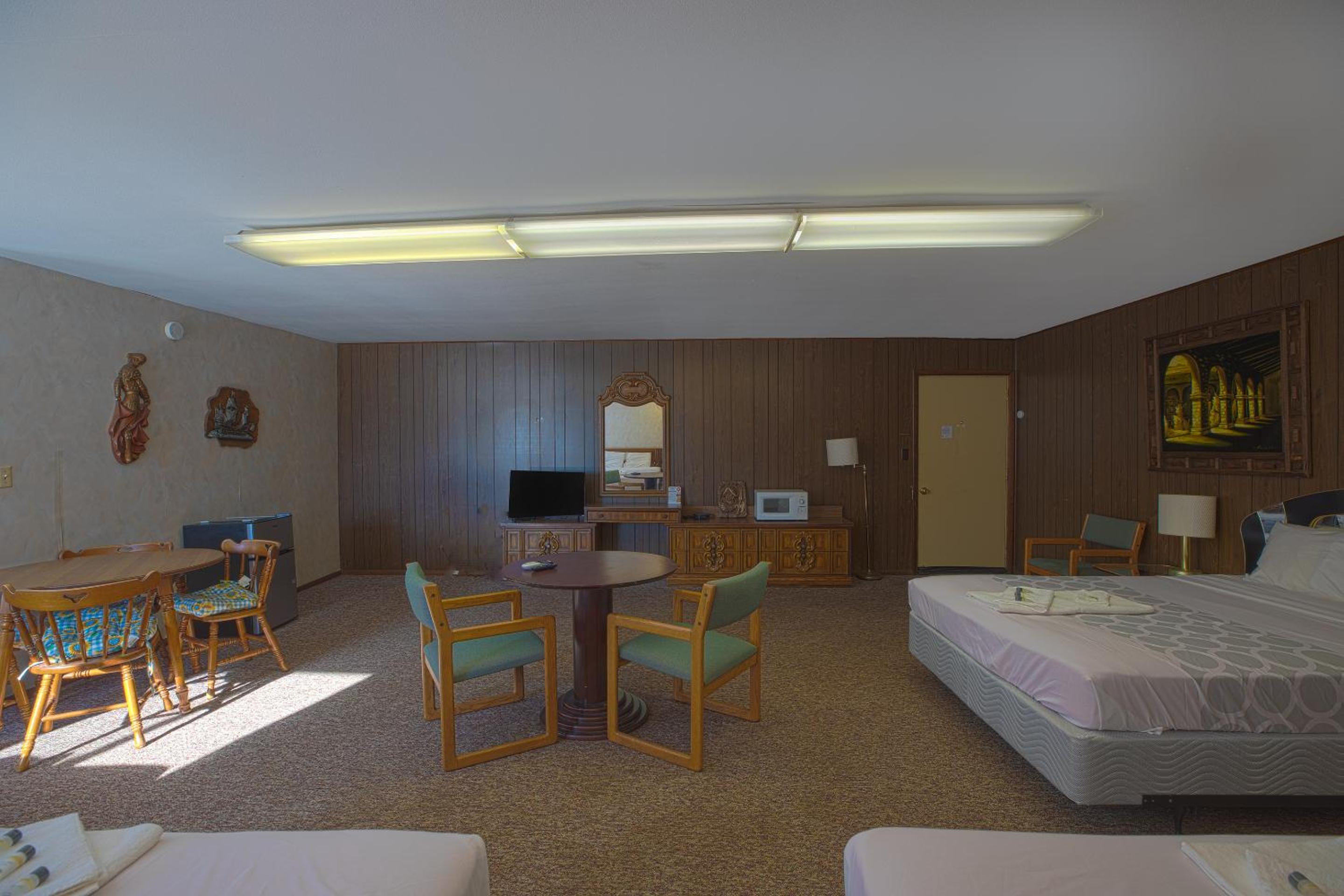Family Room 4 Queen Beds - Photo 1