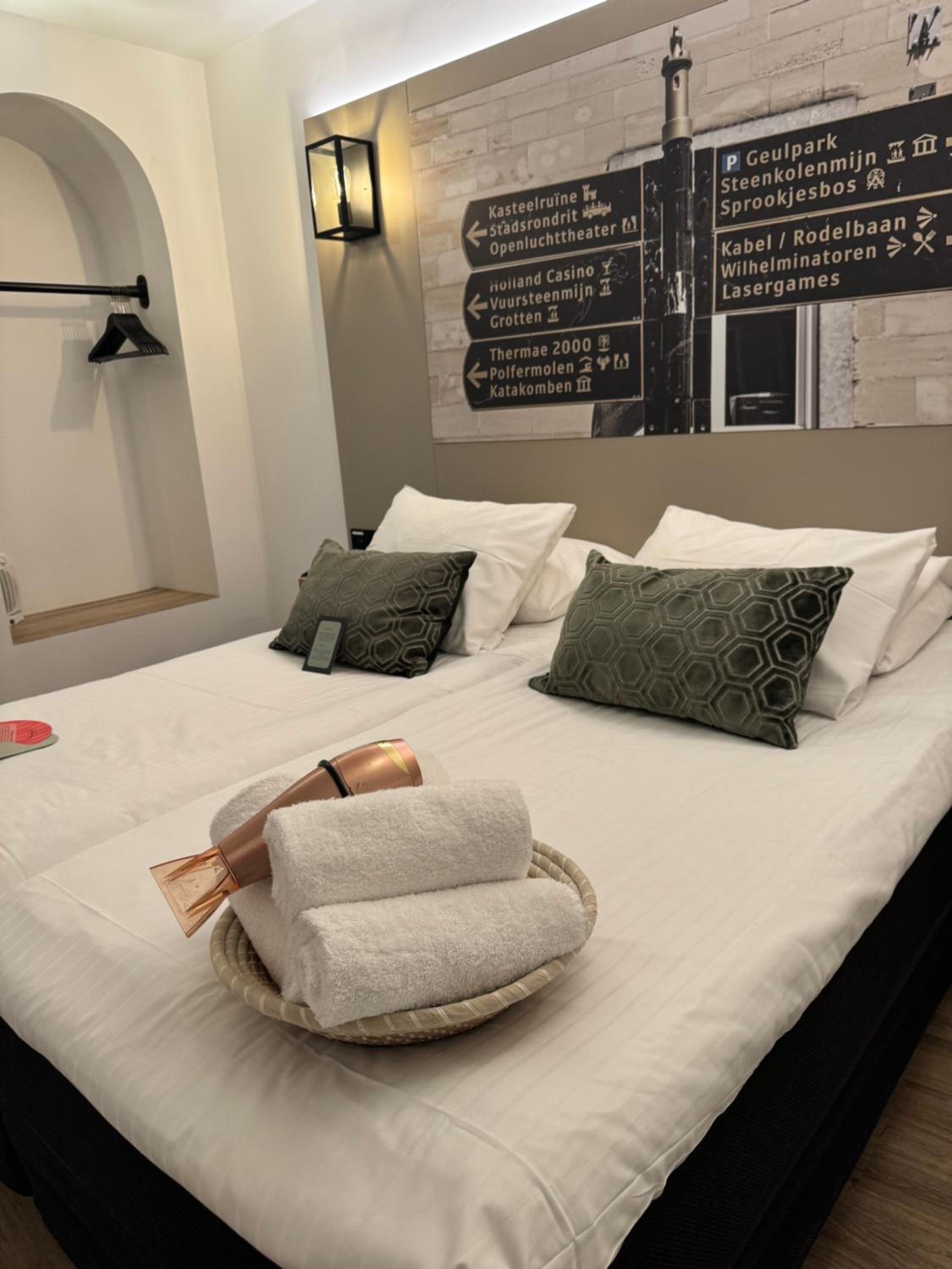 One-Bedroom Apartment - Photo 1