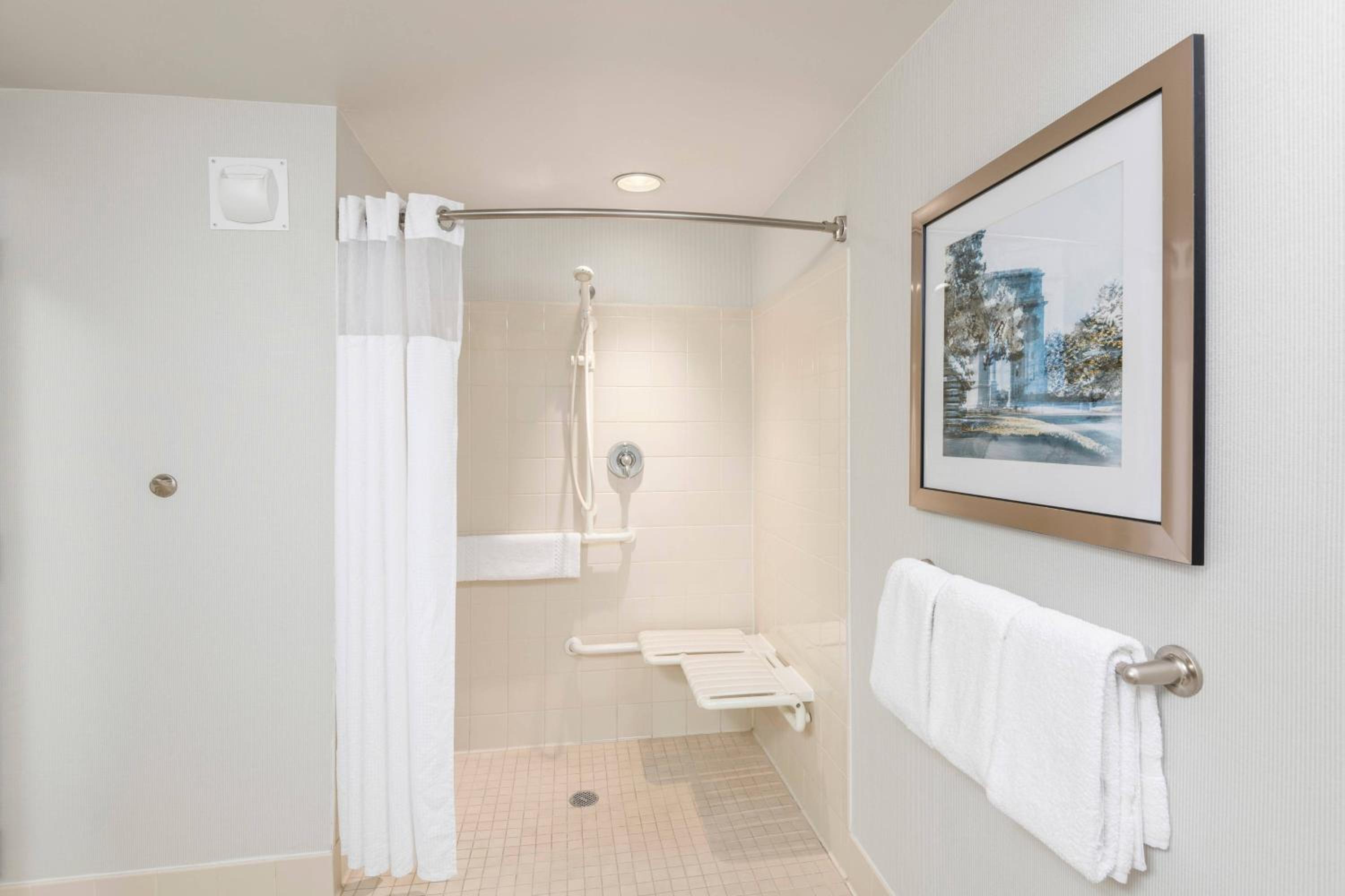 King Room with Sofa Bed and Adapted Tub - Mobility and Hearing Accessible - Photo 3