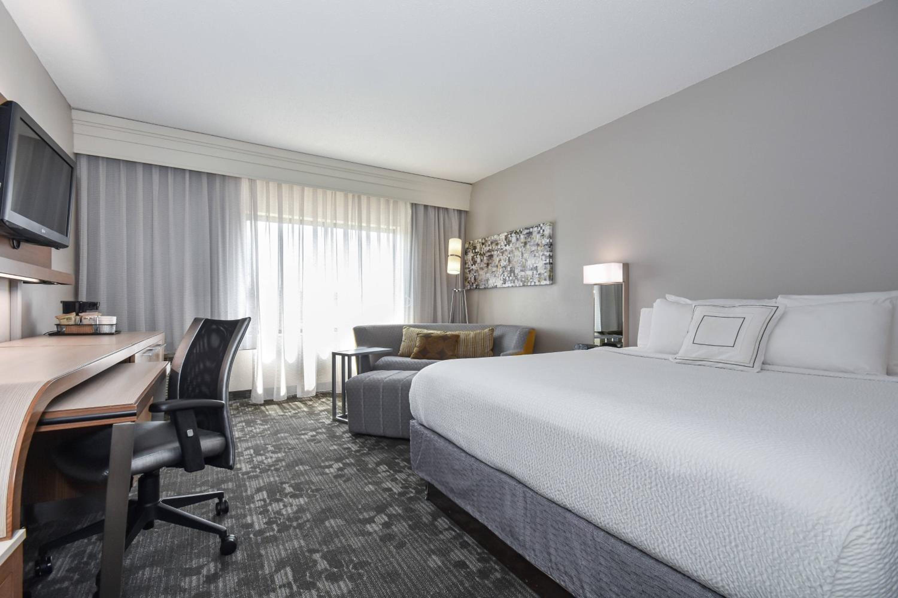 King Room with Roll-In Shower - Mobility Access/Hearing Accessible - Photo 1