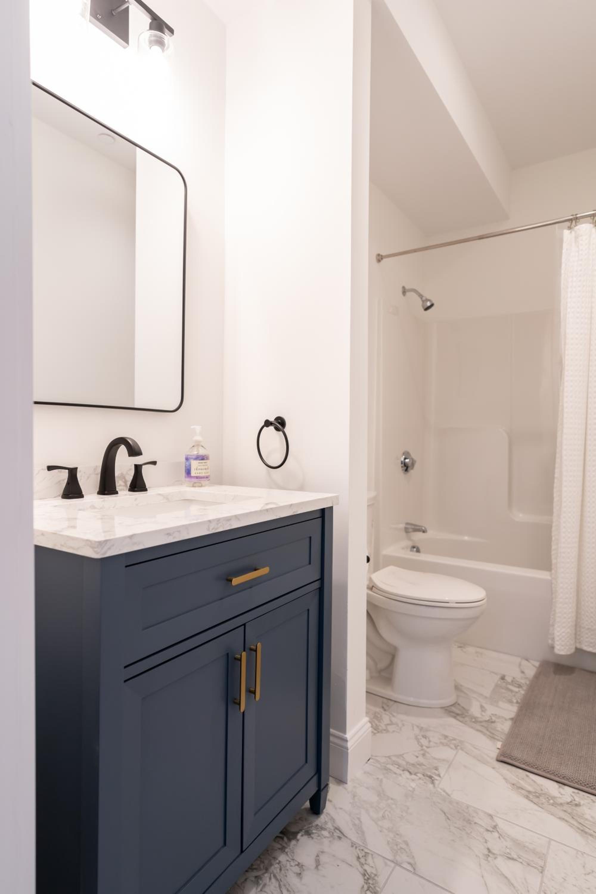 One-Bedroom Apartment photo 2