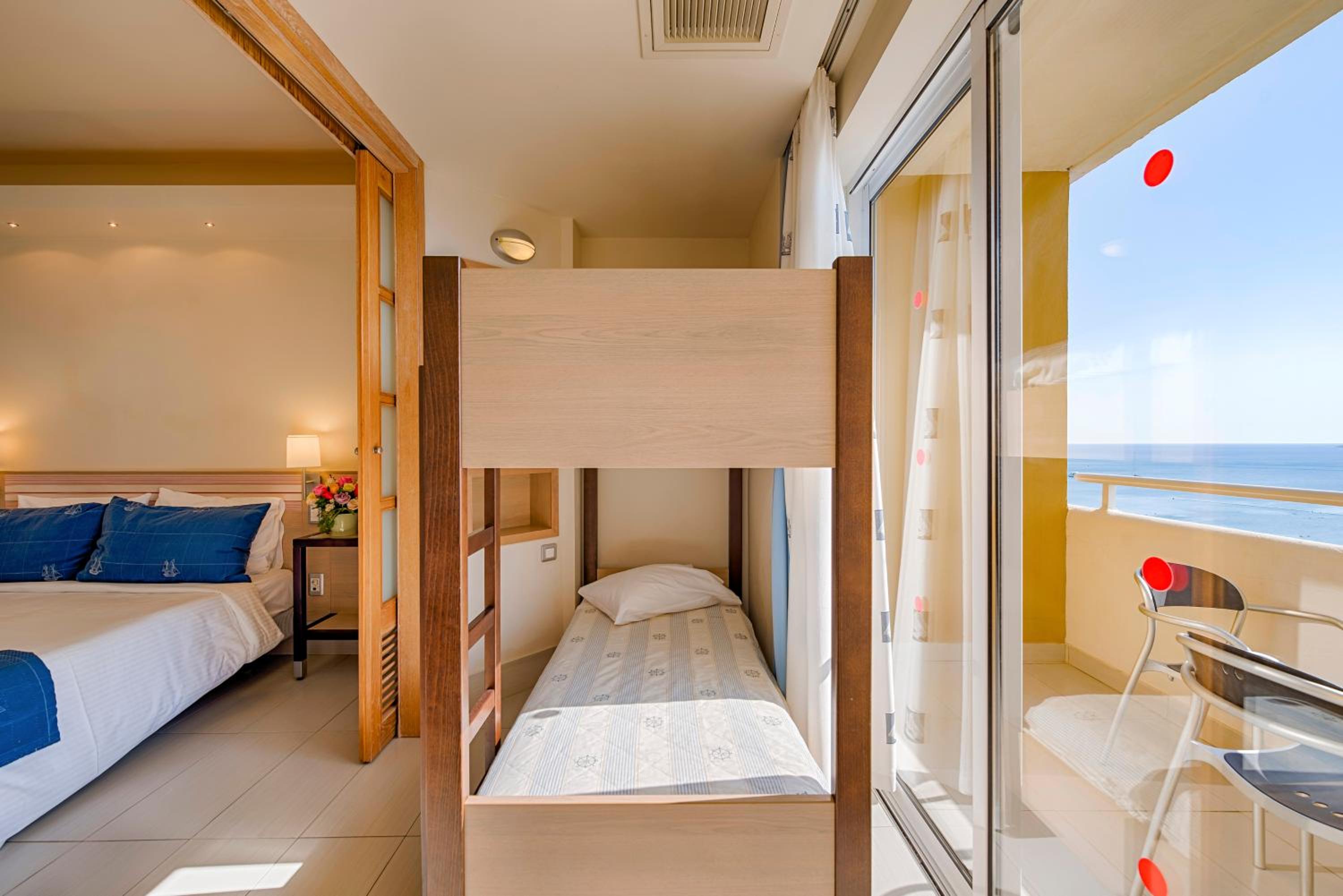 Family Room with Sea View thumbnail 6