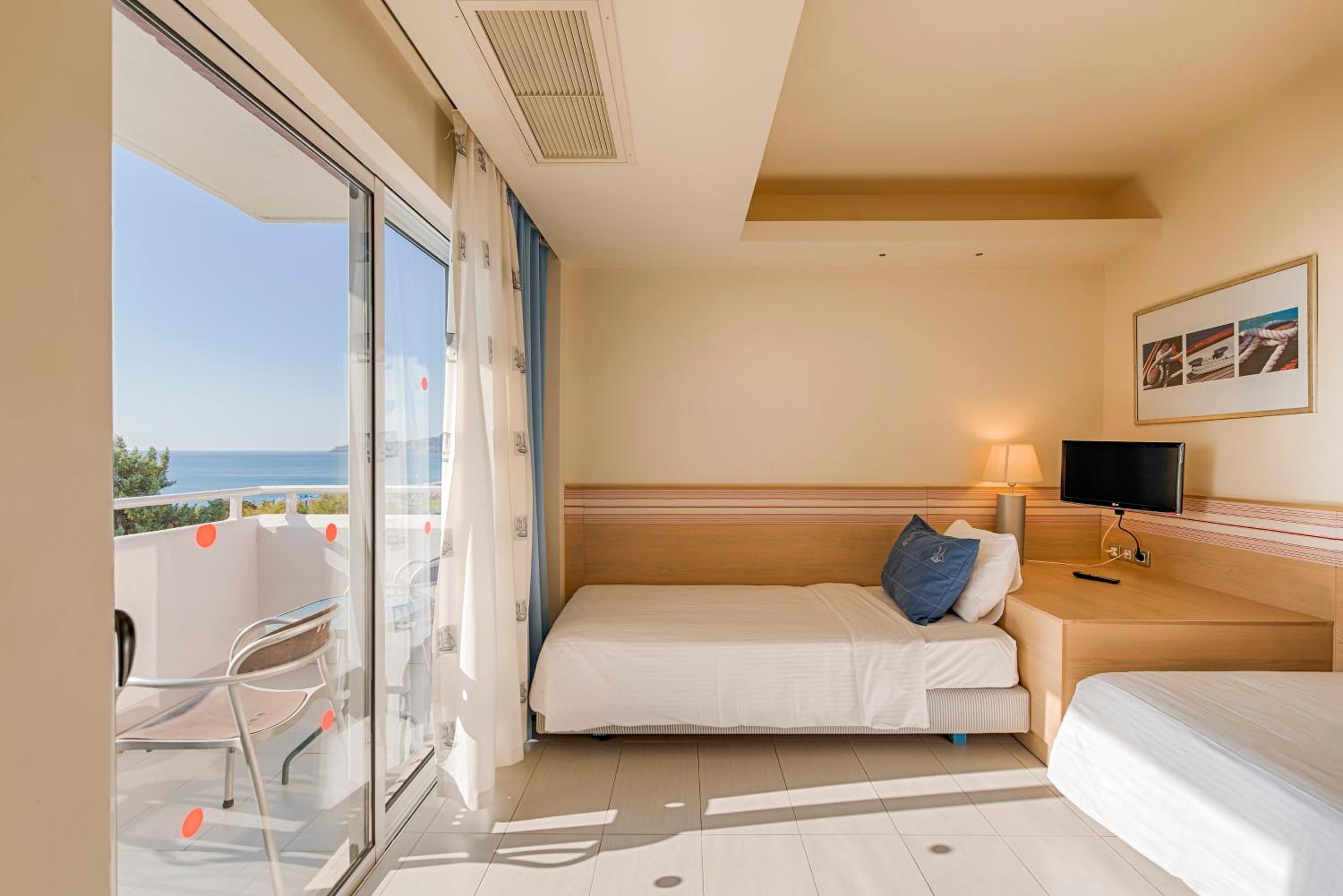 Superior Family Room with Sea View thumbnail 5