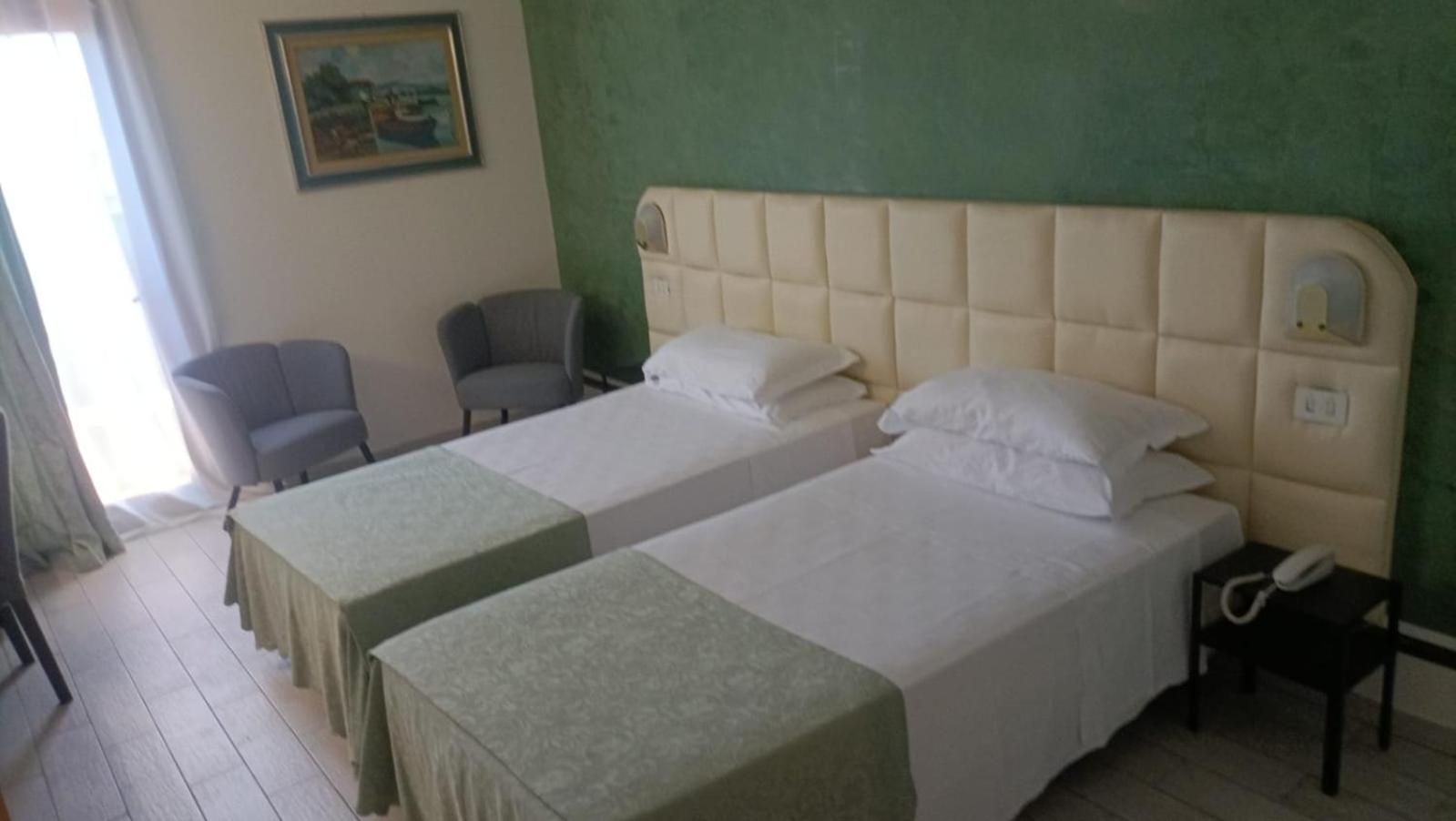 Twin Room - Photo 11
