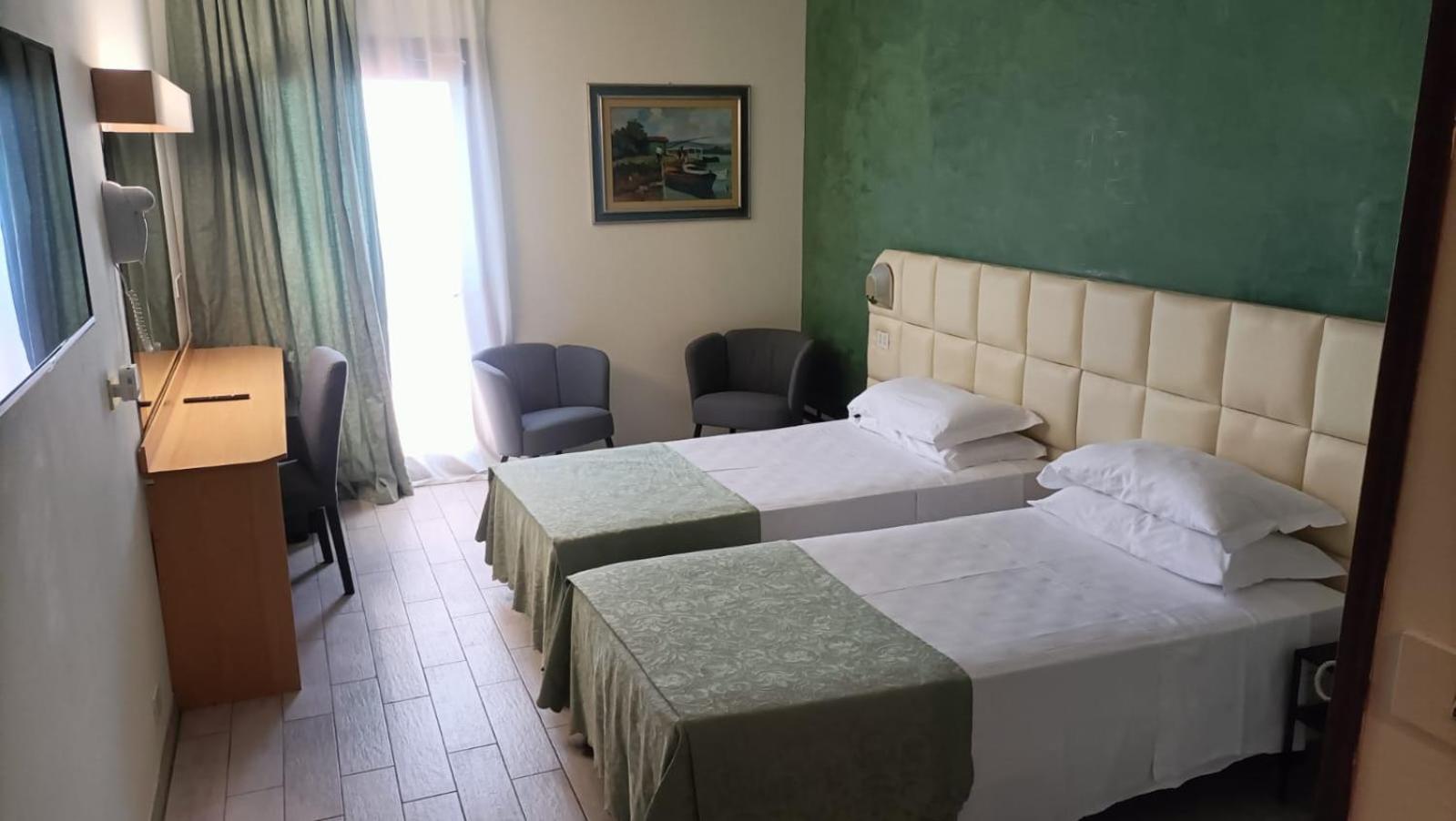 Twin Room - Photo 10
