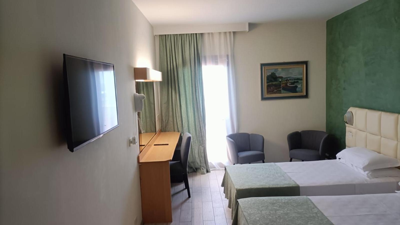 Twin Room - Photo 9
