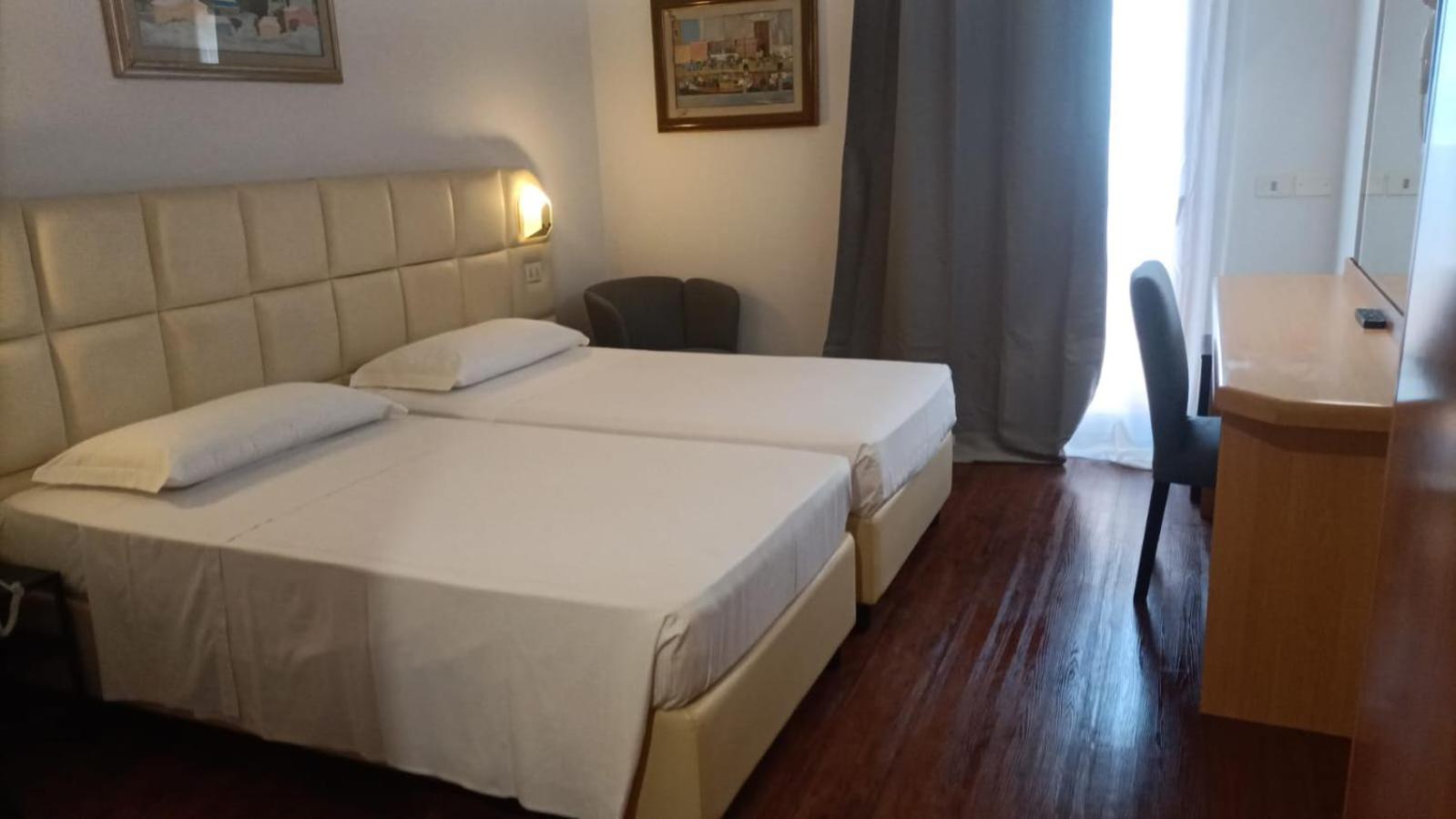 Twin Room - Photo 8