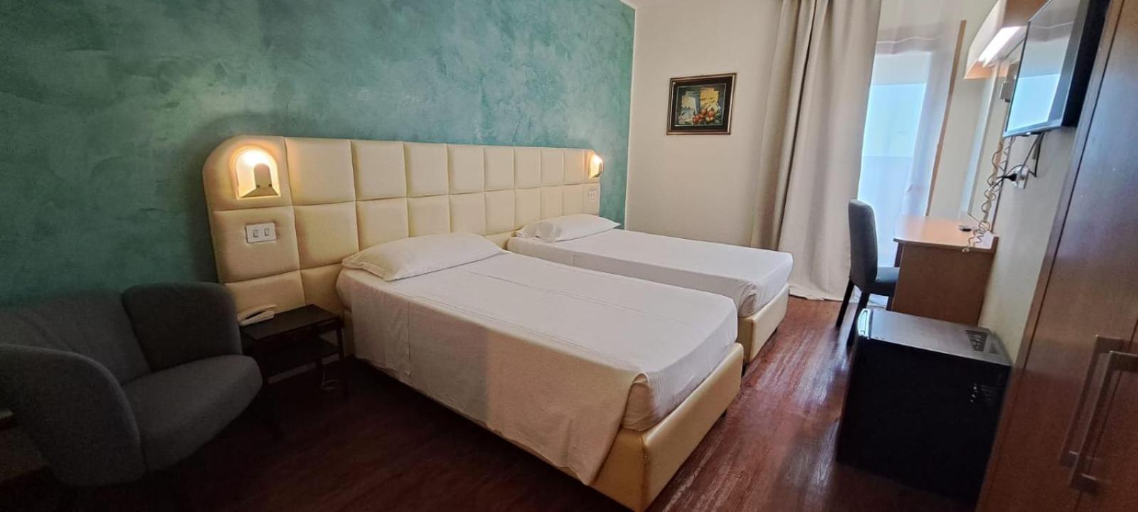 Twin Room - Photo 7