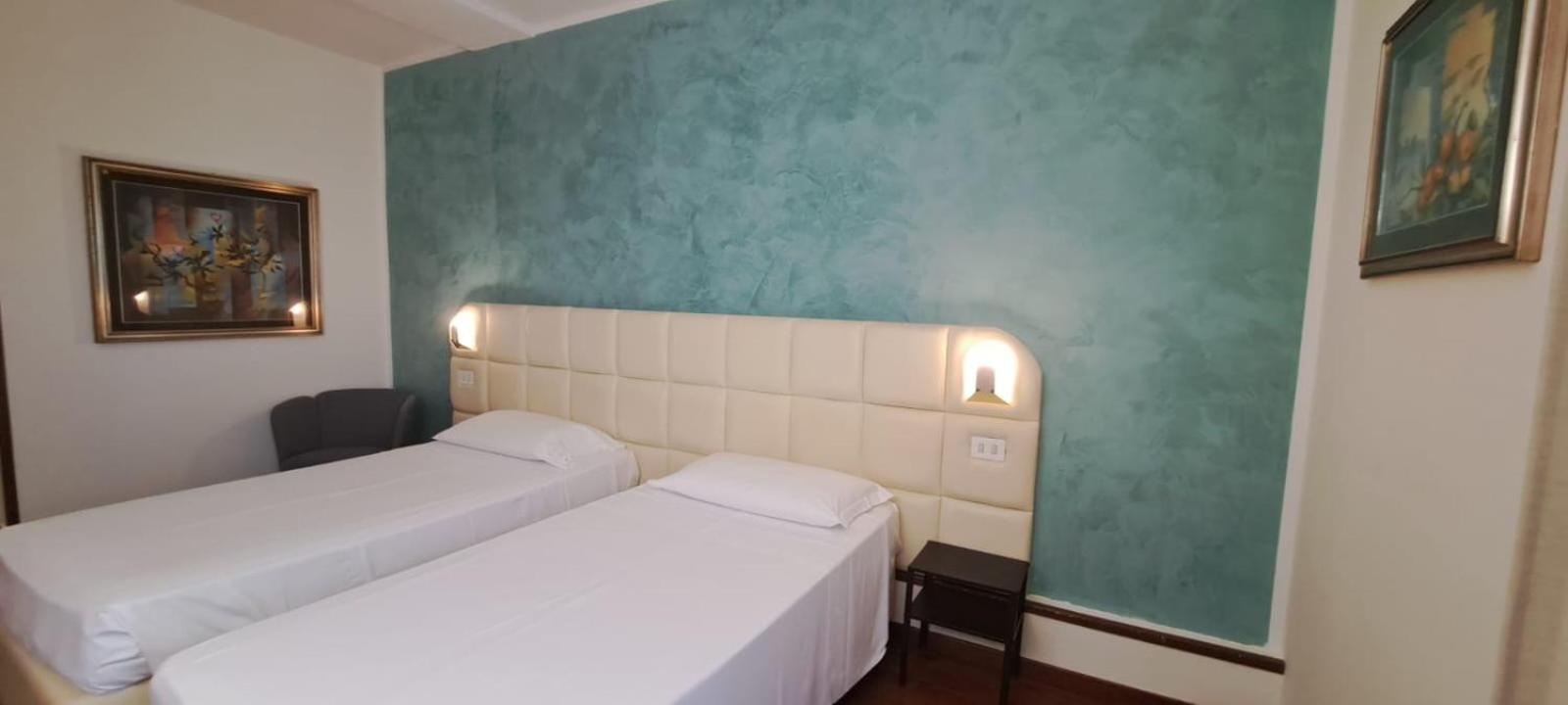 Twin Room - Photo 6
