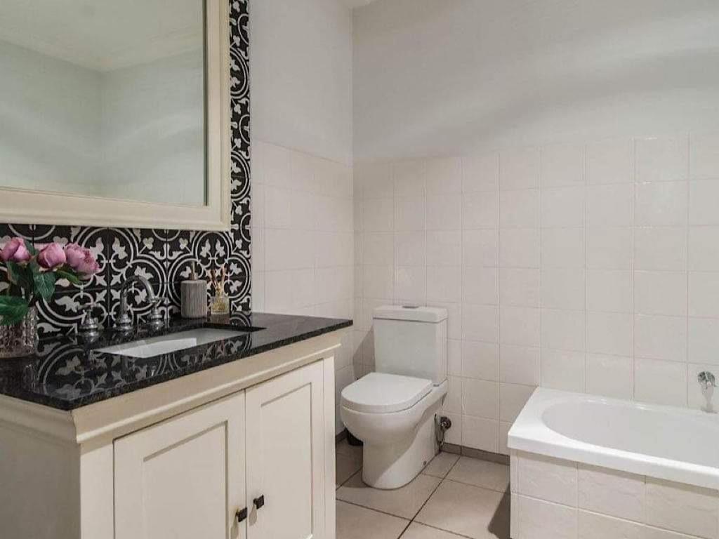 Six-Bedroom Holiday Home photo 3