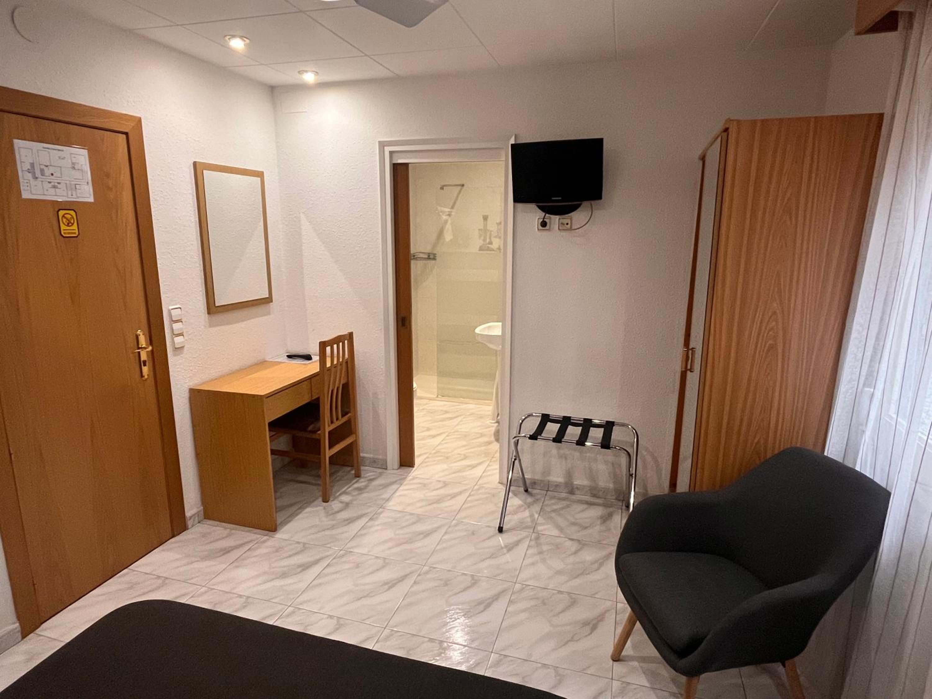 Standard Double Room - Photo 2