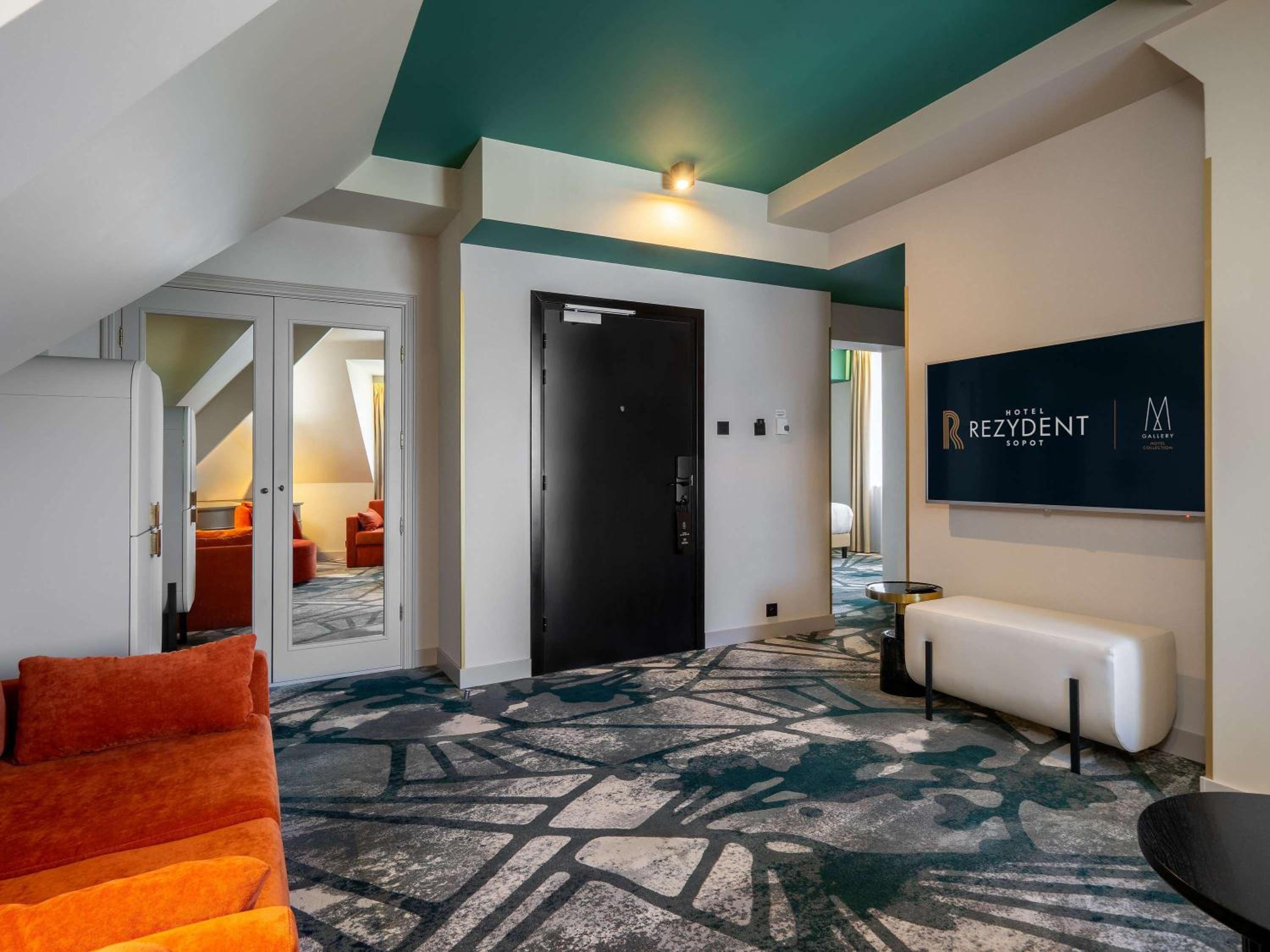 Junior King Suite with Sofa - Photo 6