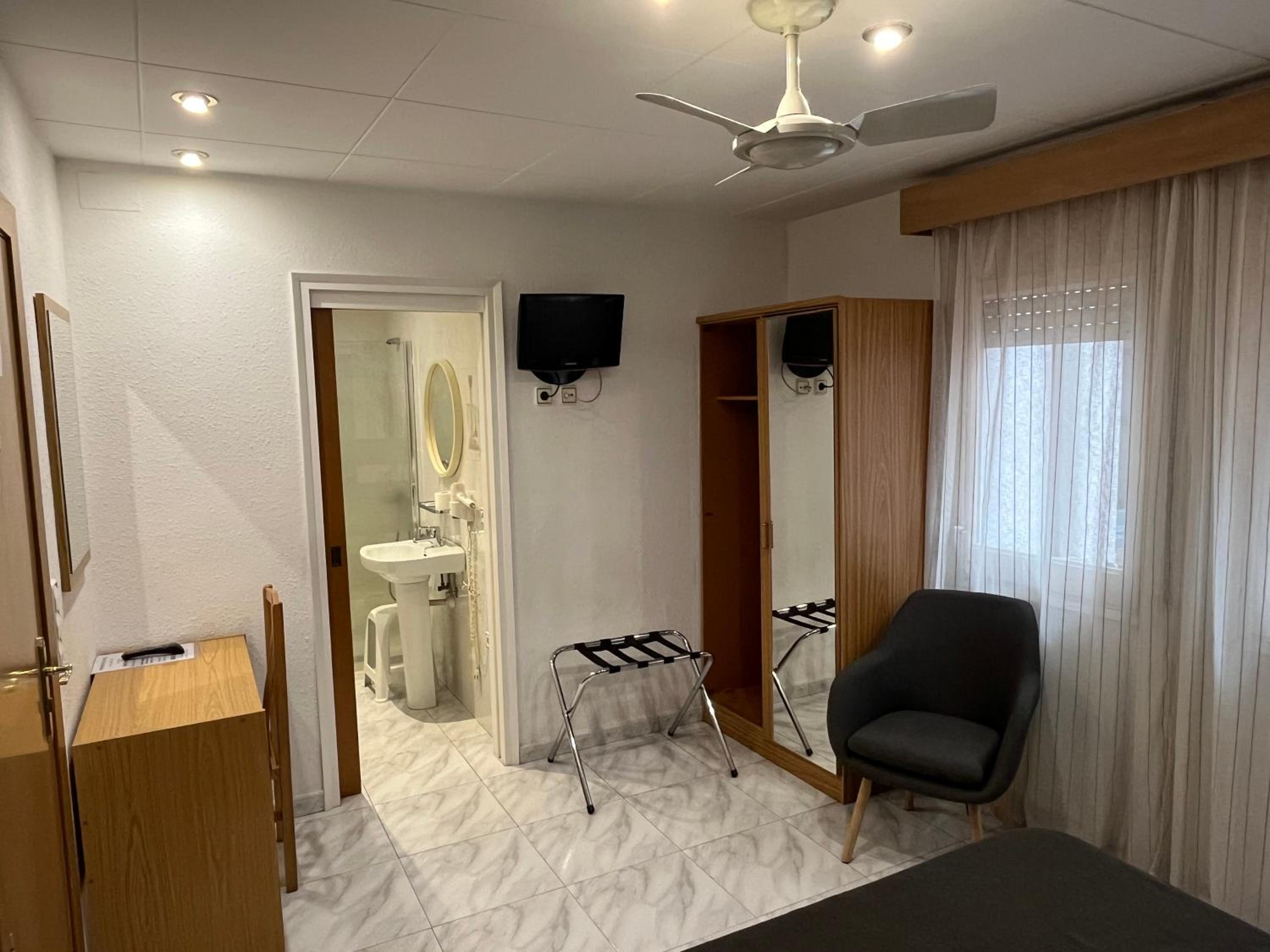 Standard Double Room - Photo 5