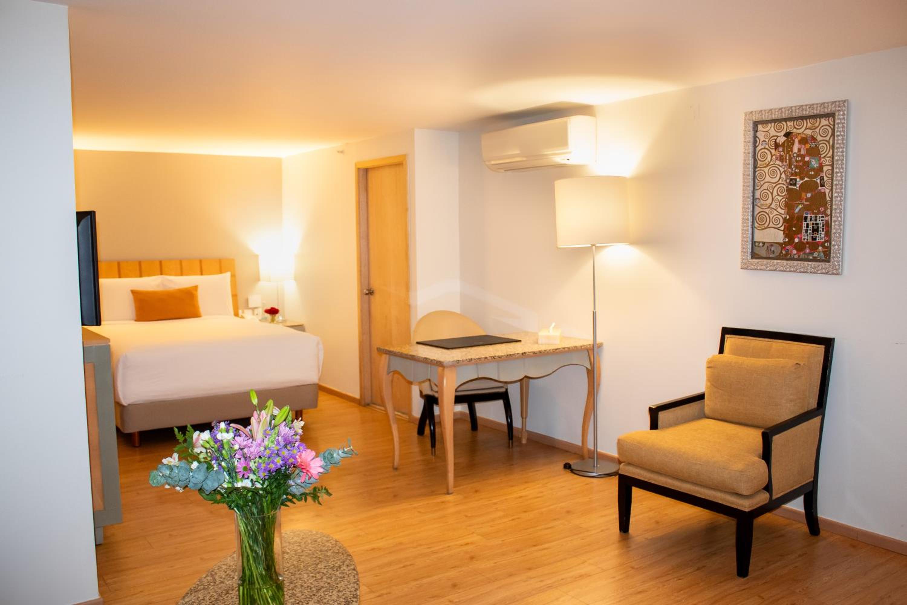 Deluxe Room thumbnail 5
