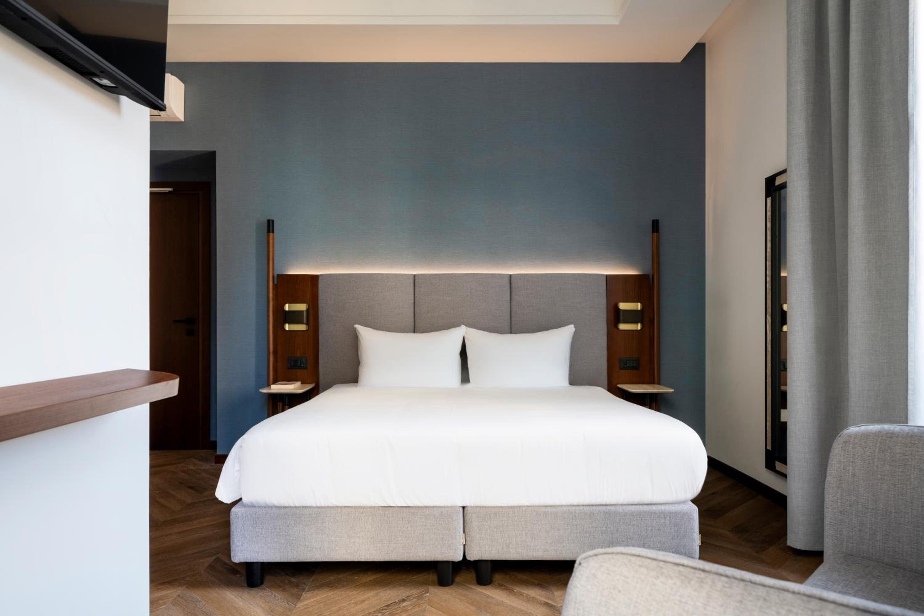 Deluxe King Room photo 1