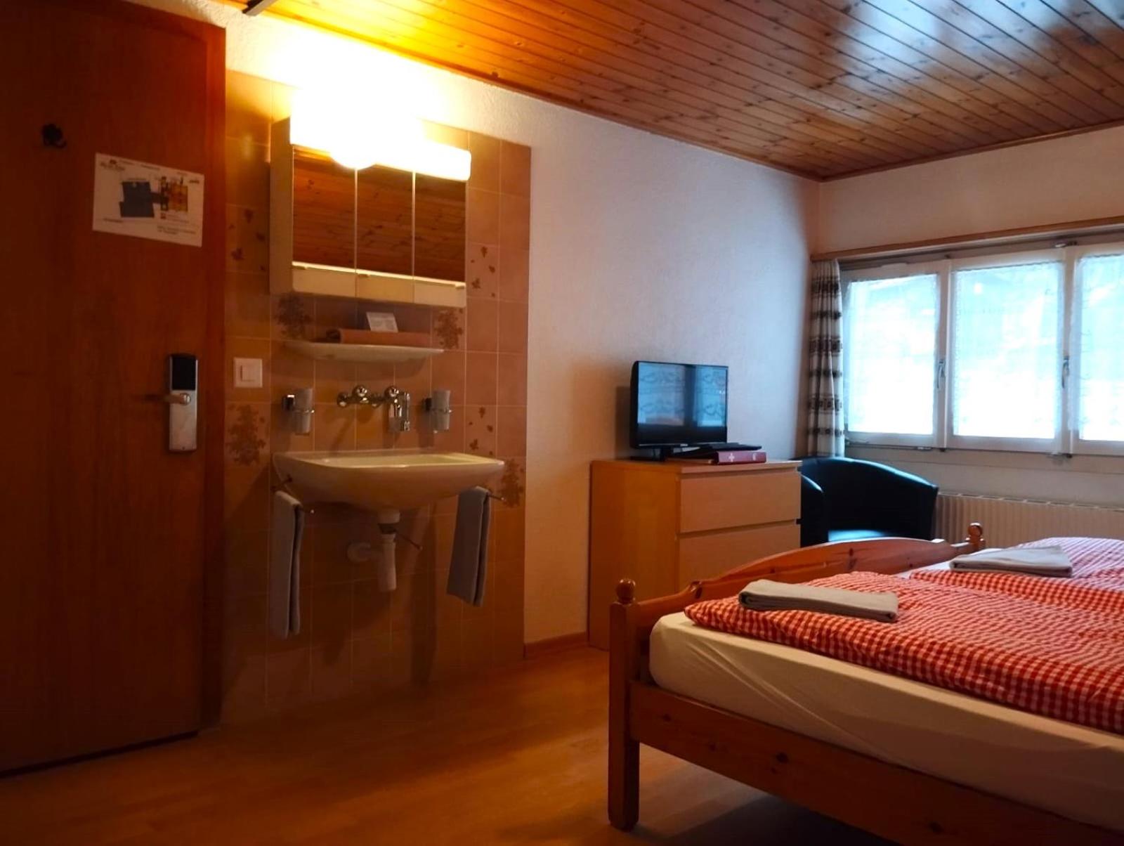 Twin Room with Shared Shower and Toilet photo 2