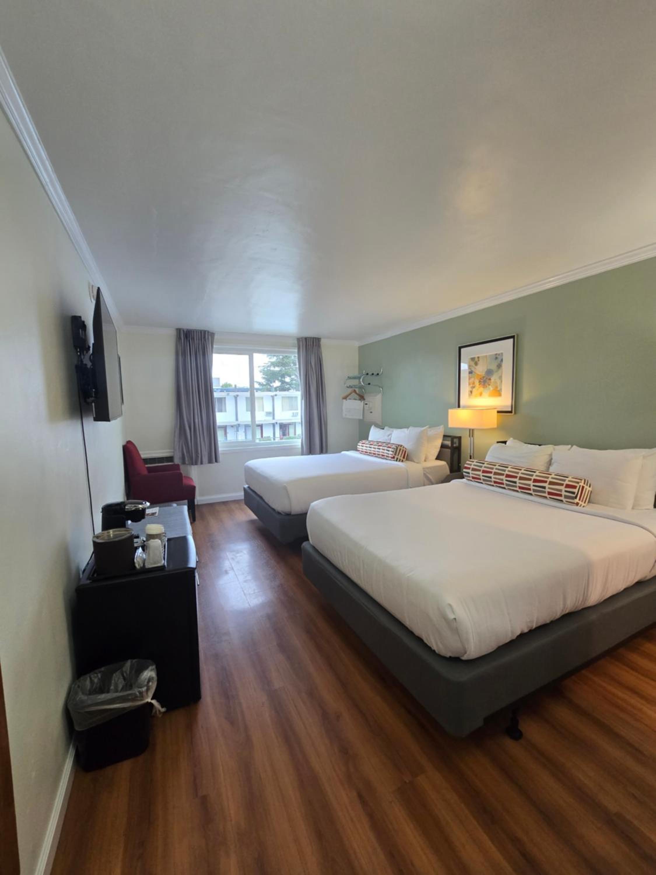 Superior Queen Room with Two Queen Beds - Photo 10
