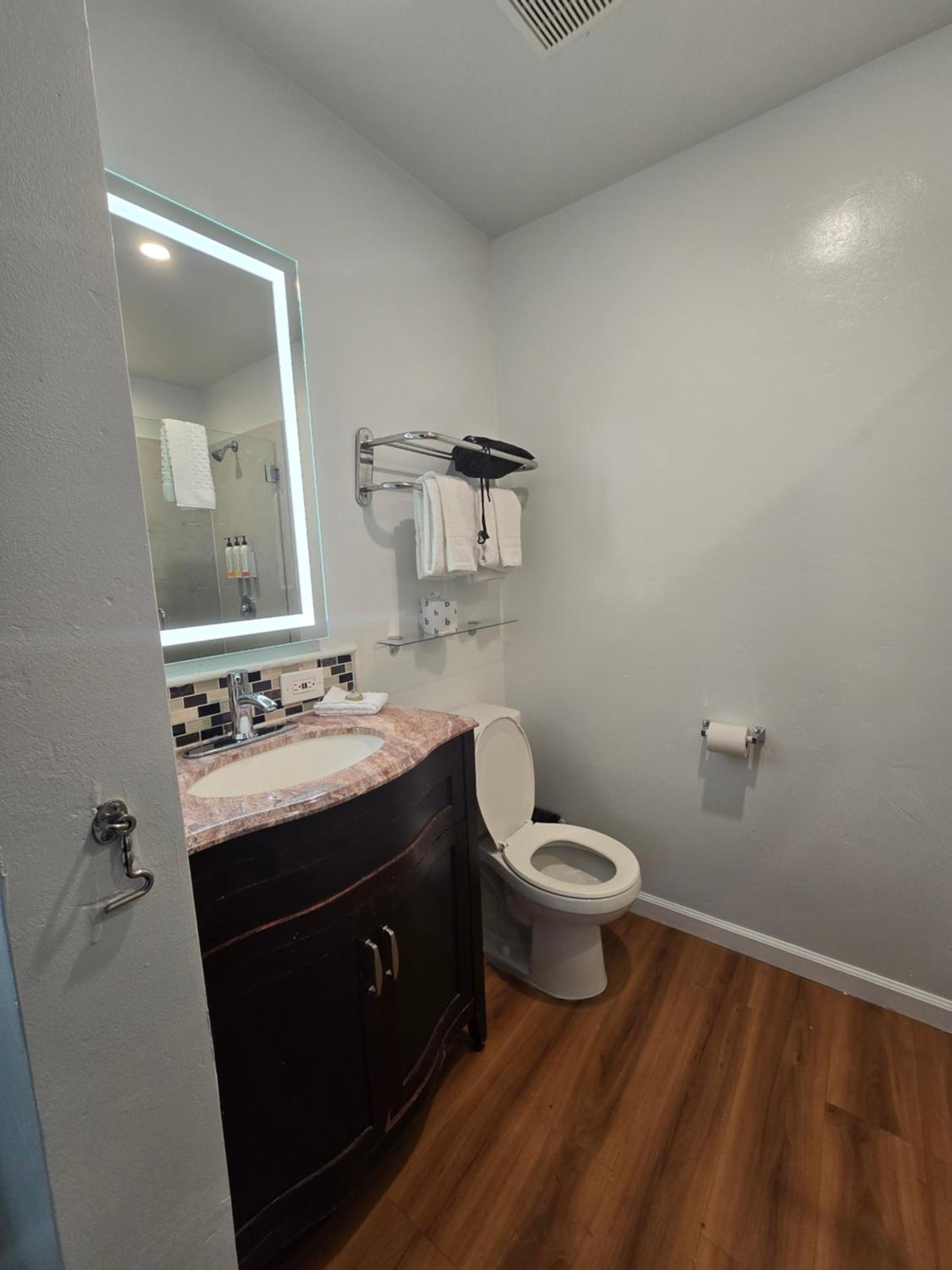 Superior Queen Room with Two Queen Beds - Photo 9