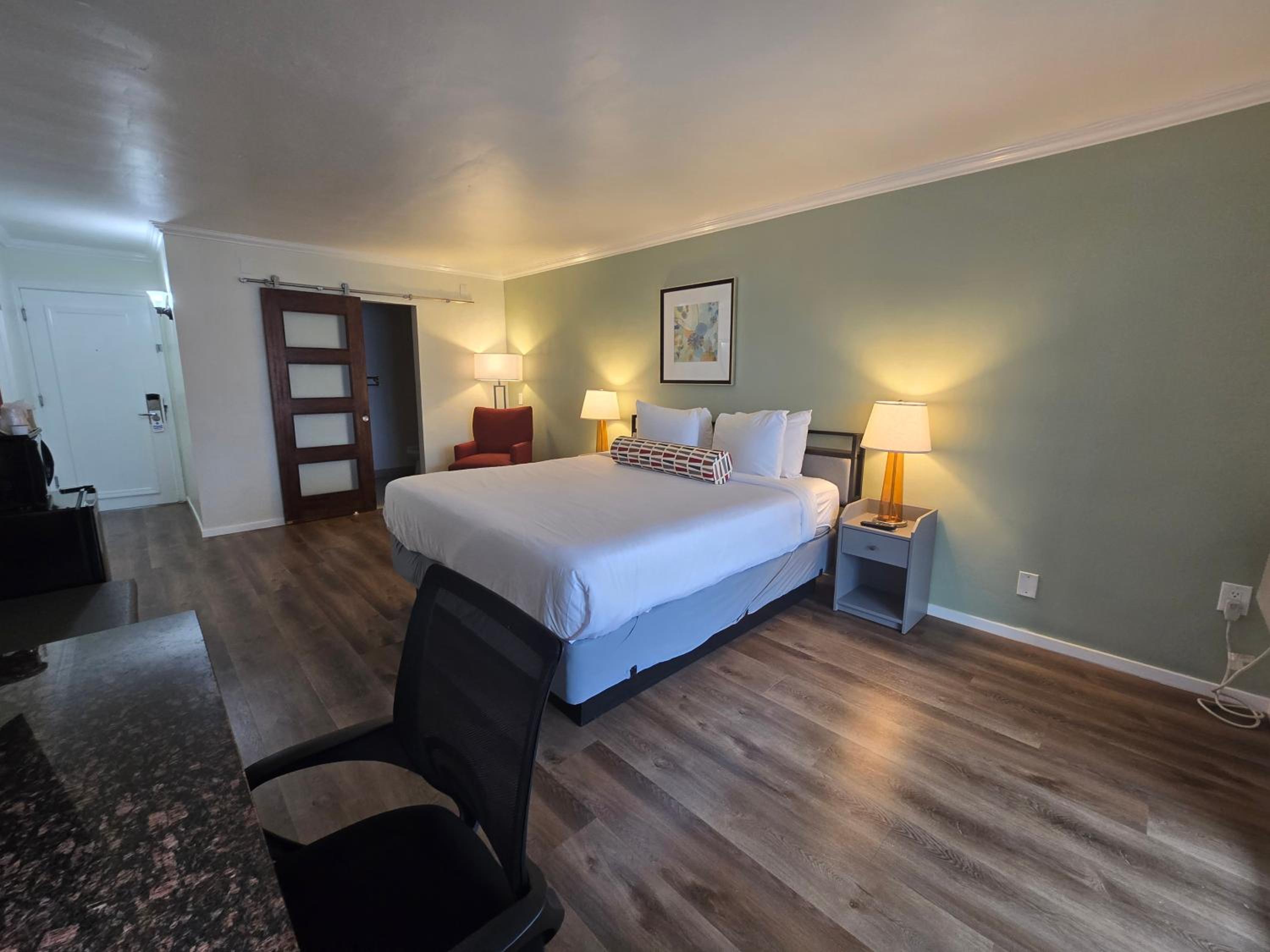 Superior King Room with Marina View - Photo 8