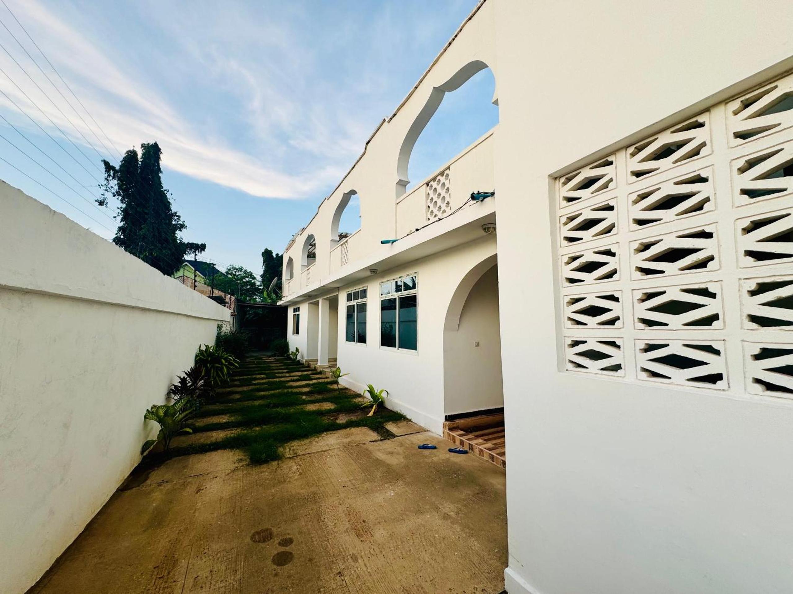 Three-Bedroom Apartment With Balcony photo 3