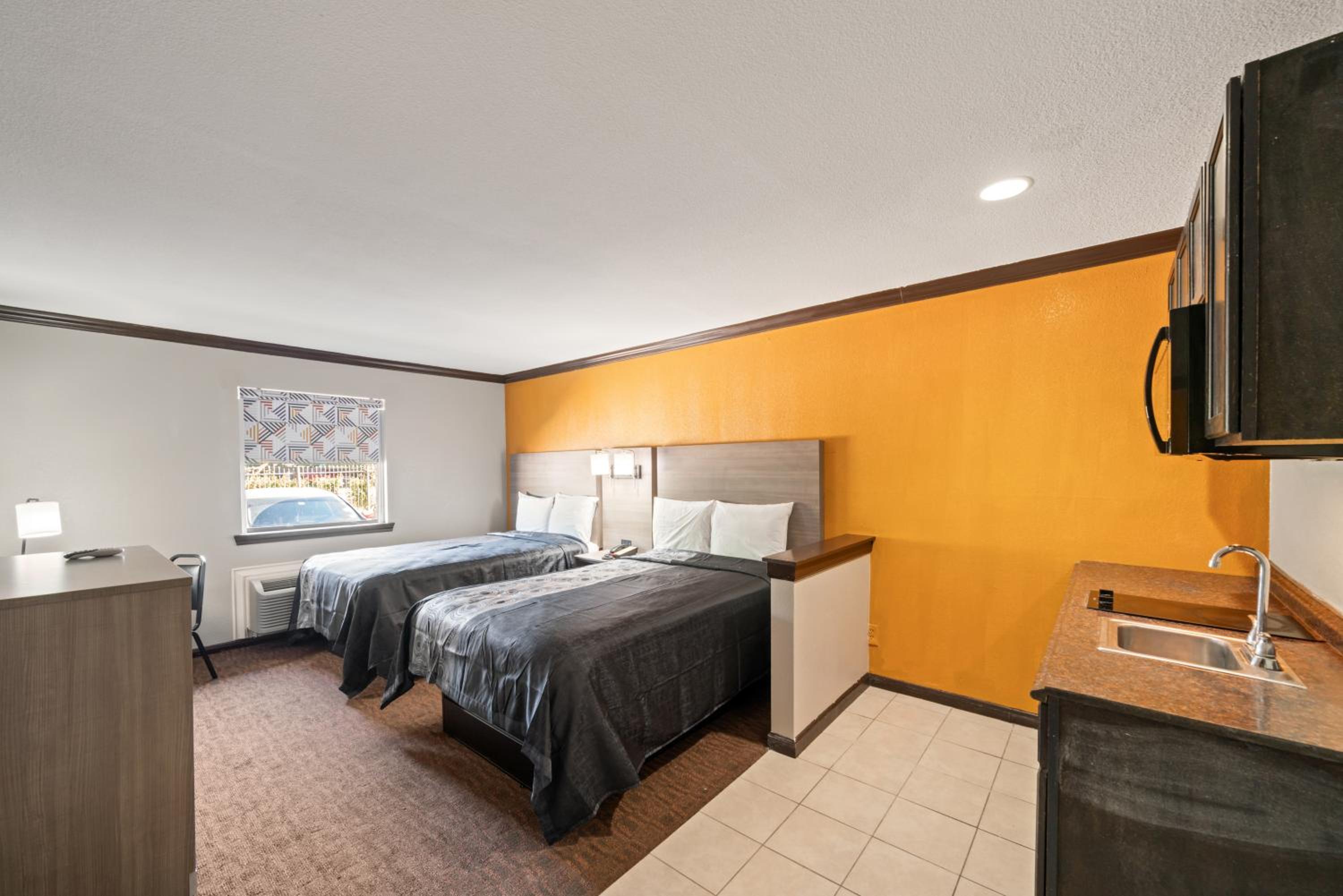 Double Room with Two Double Beds and Kitchenette - Non-Smoking - Photo 2