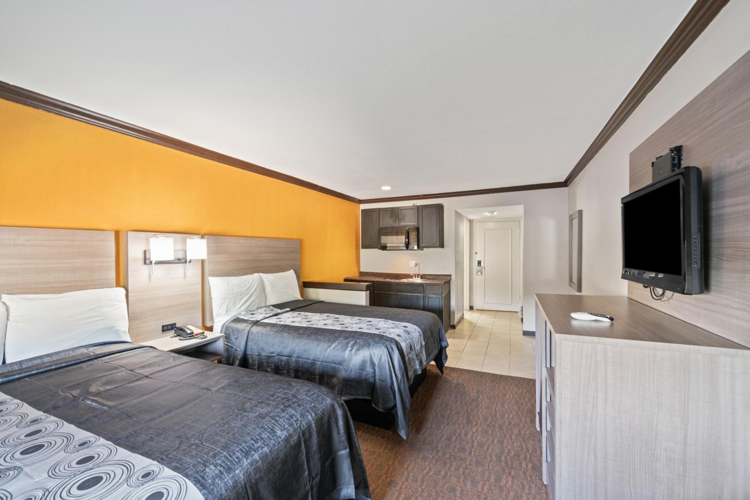 Double Room with Two Double Beds and Kitchenette - Non-Smoking - Photo 1