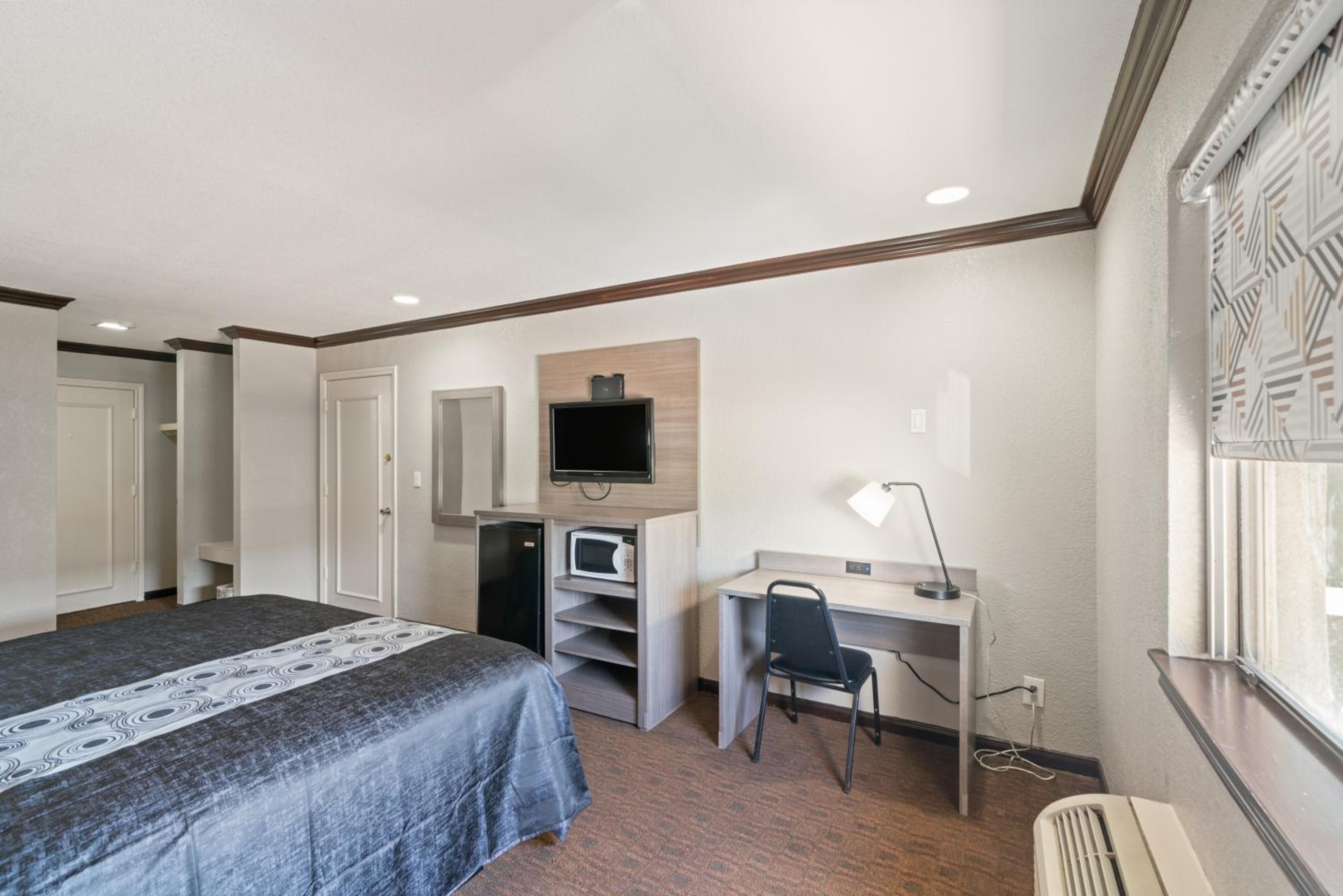 King Room - Non-Smoking - Photo 3