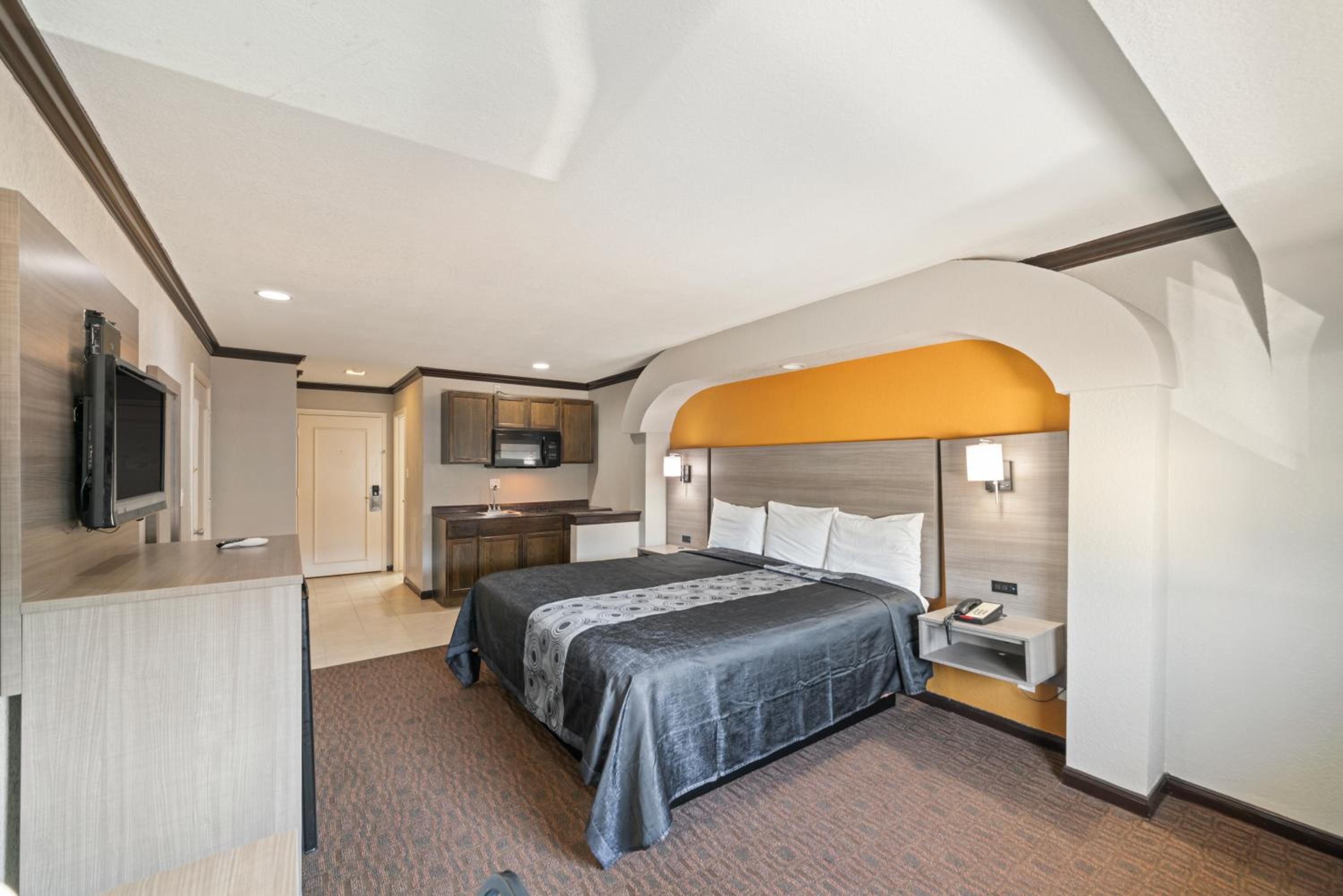 King Room with Kitchenette - Non-Smoking - Photo 1