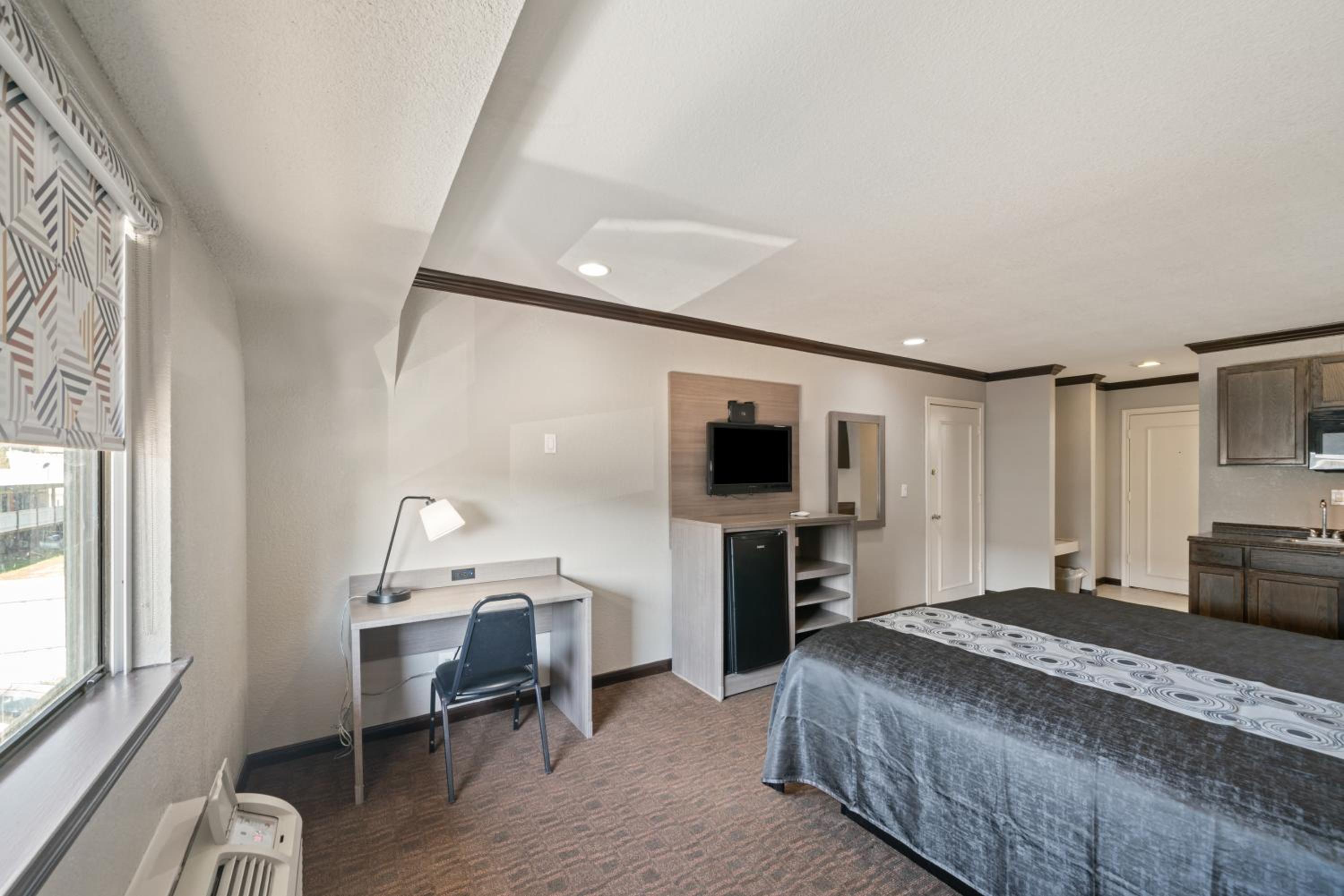 King Room with Kitchenette - Non-Smoking - Photo 5