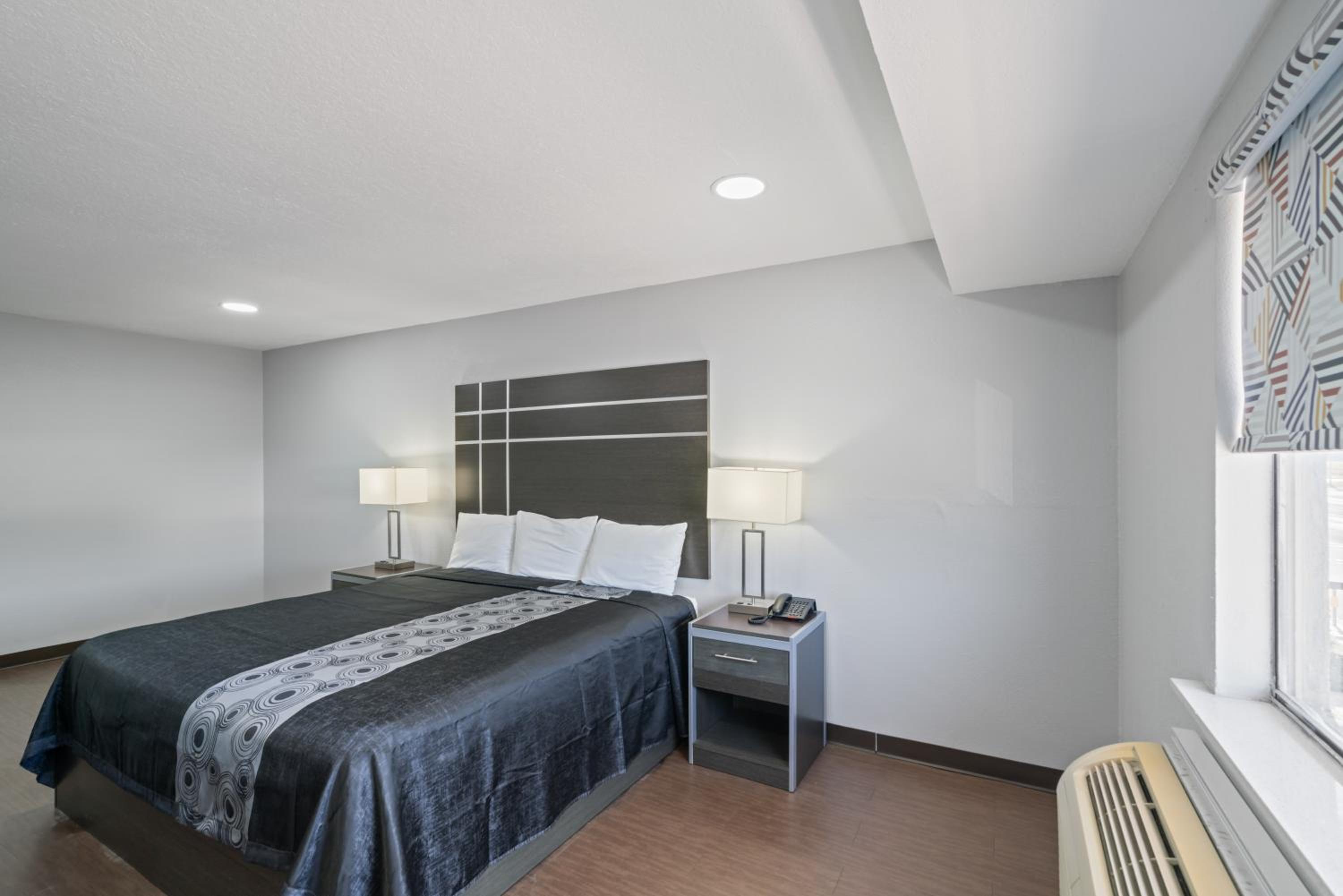 Deluxe King Room - Photo 3
