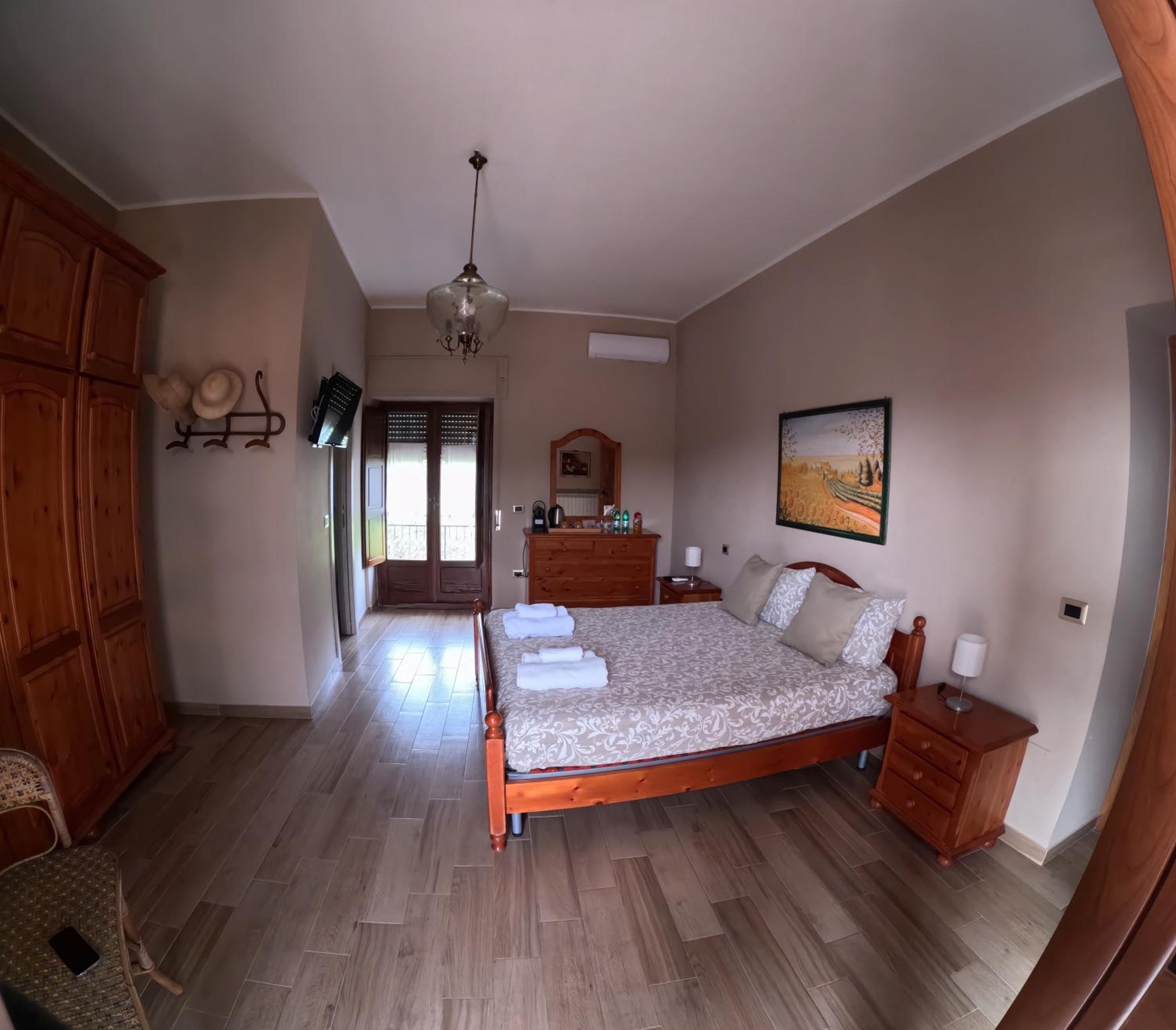 Double Room with Balcony - Photo 4