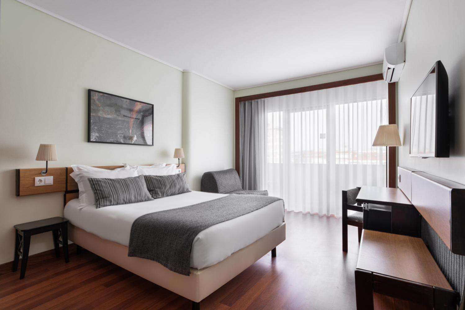 Family Room with City View  - Photo 2