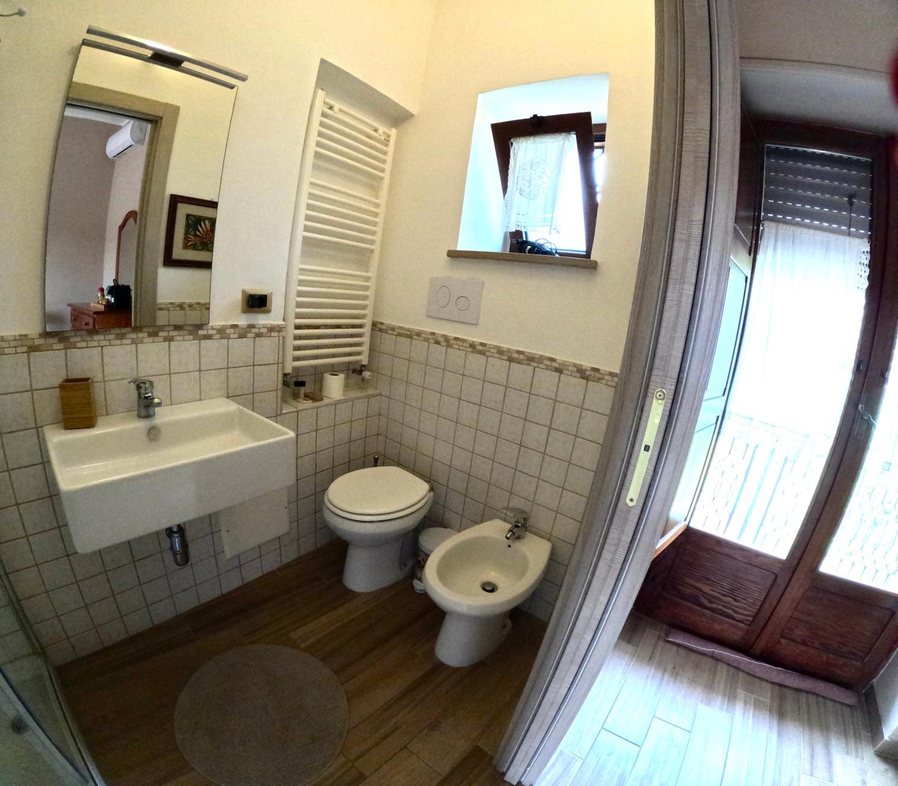 Double Room with Balcony - Photo 11