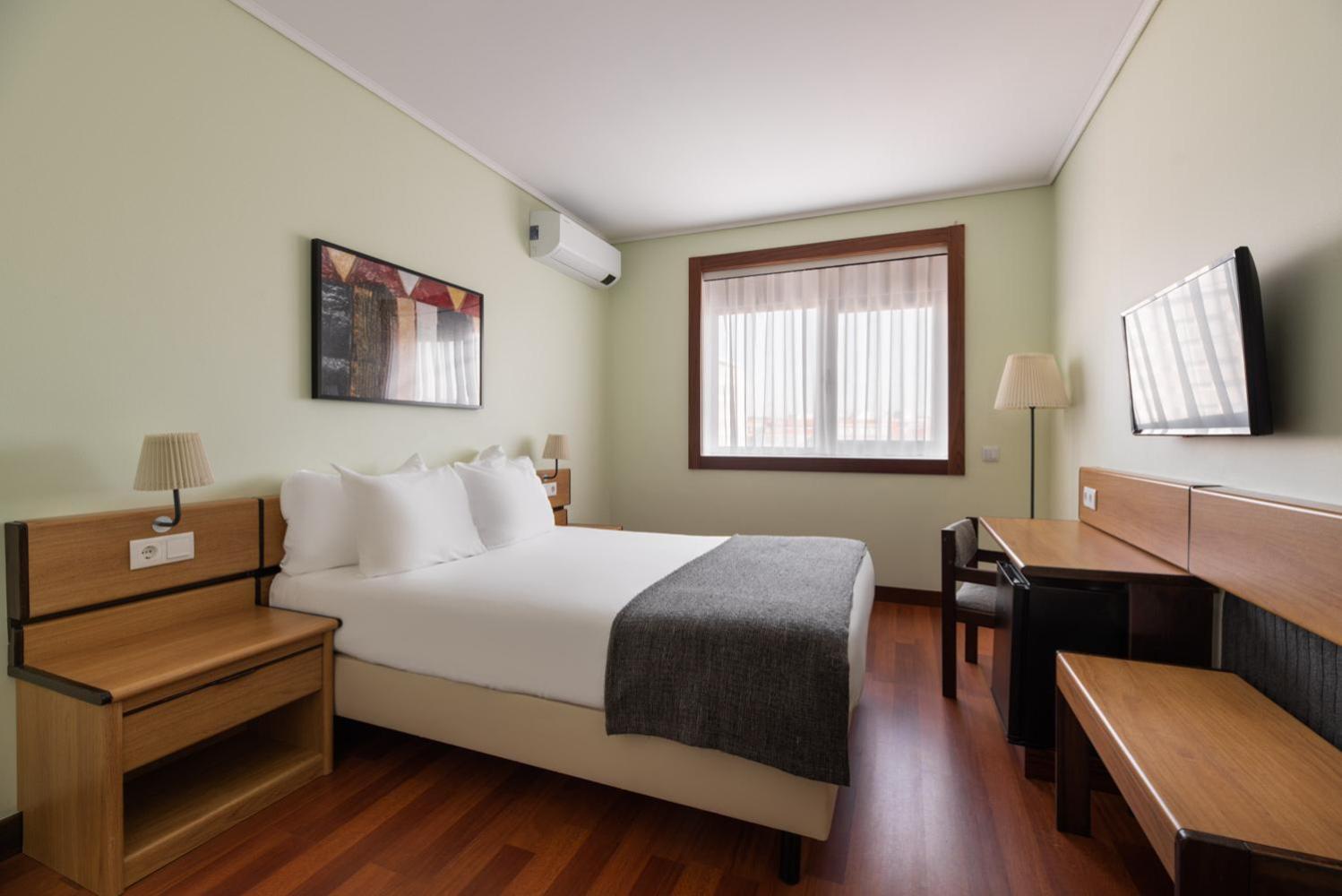  Double or Twin Room with City View - Photo 10