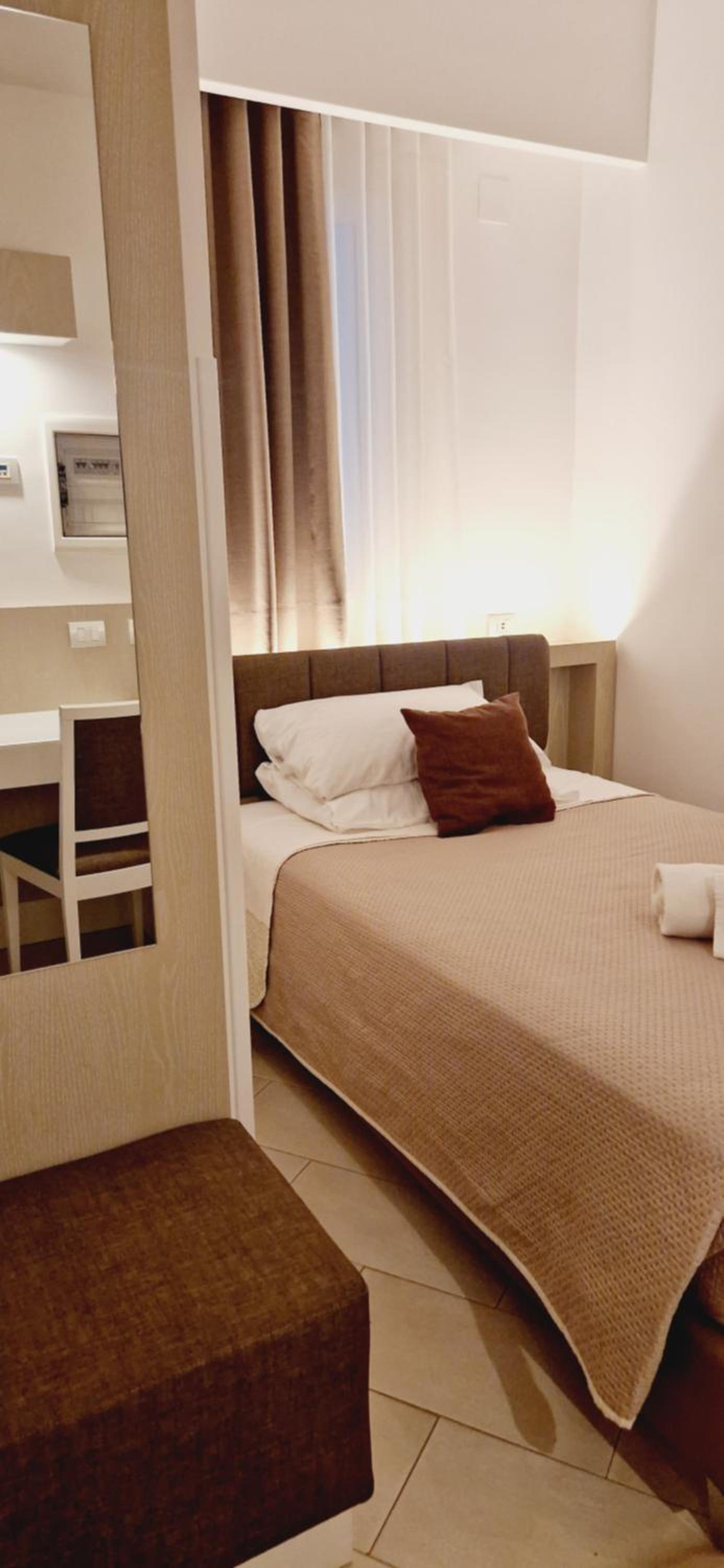 Small Single Room photo 3