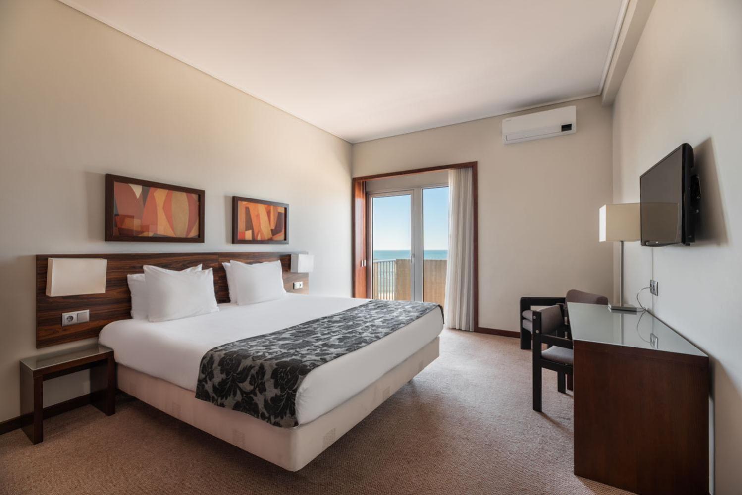 Double or Twin Room with Front Sea View - Photo 18