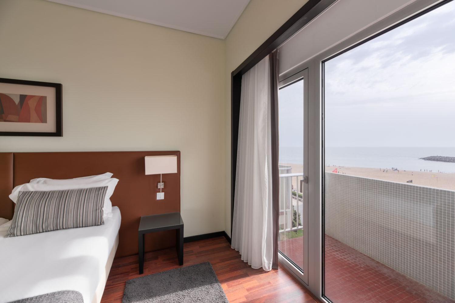 Double or Twin Room with Front Sea View - Photo 17