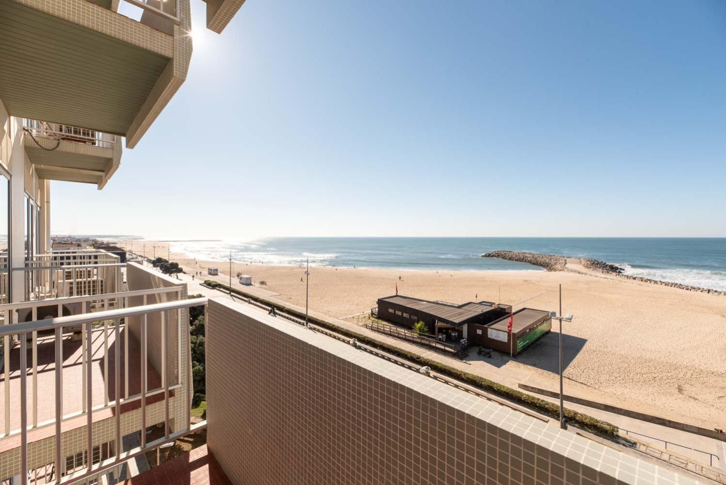 Double or Twin Room with Front Sea View - Photo 19