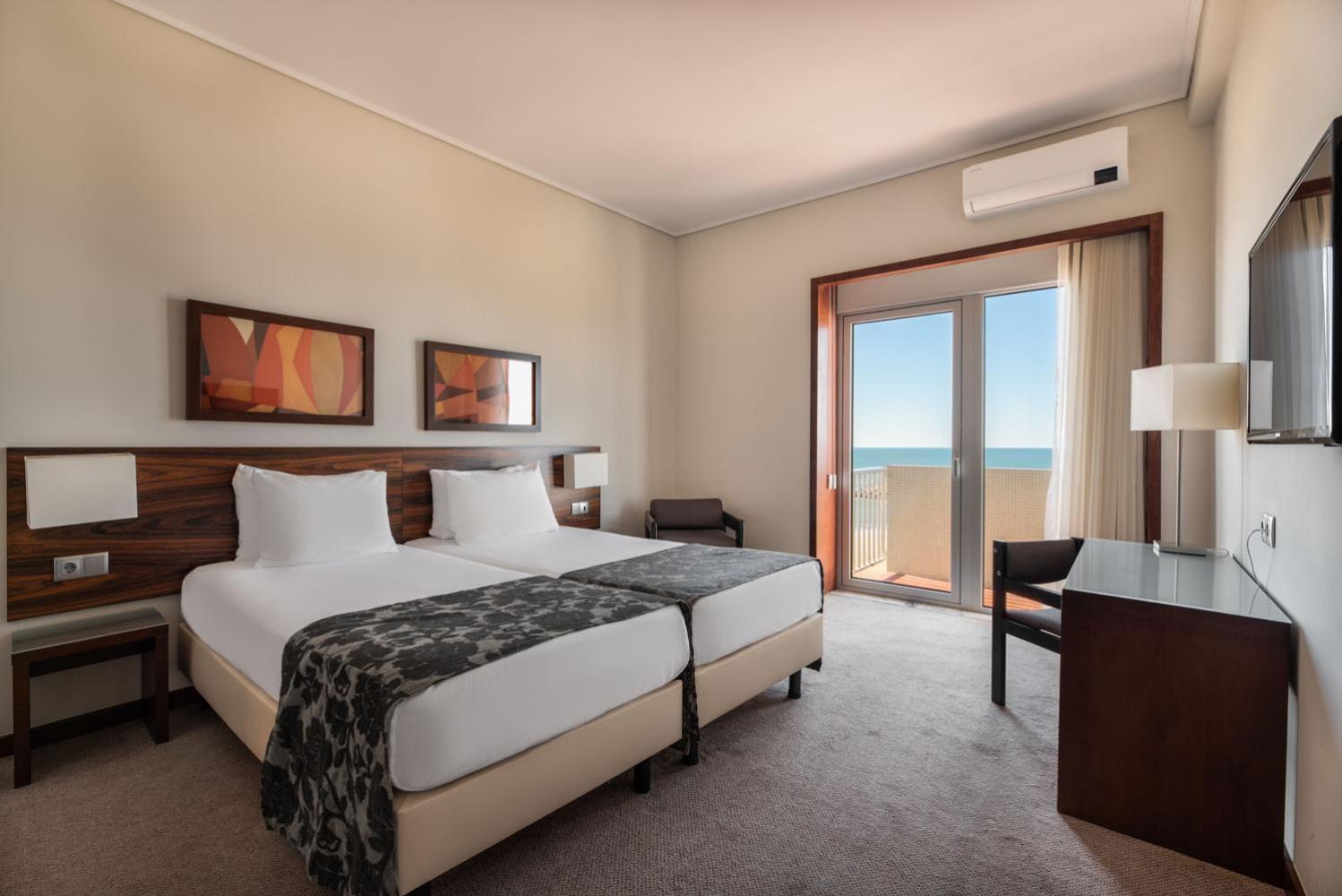 Double or Twin Room with Front Sea View - Photo 6