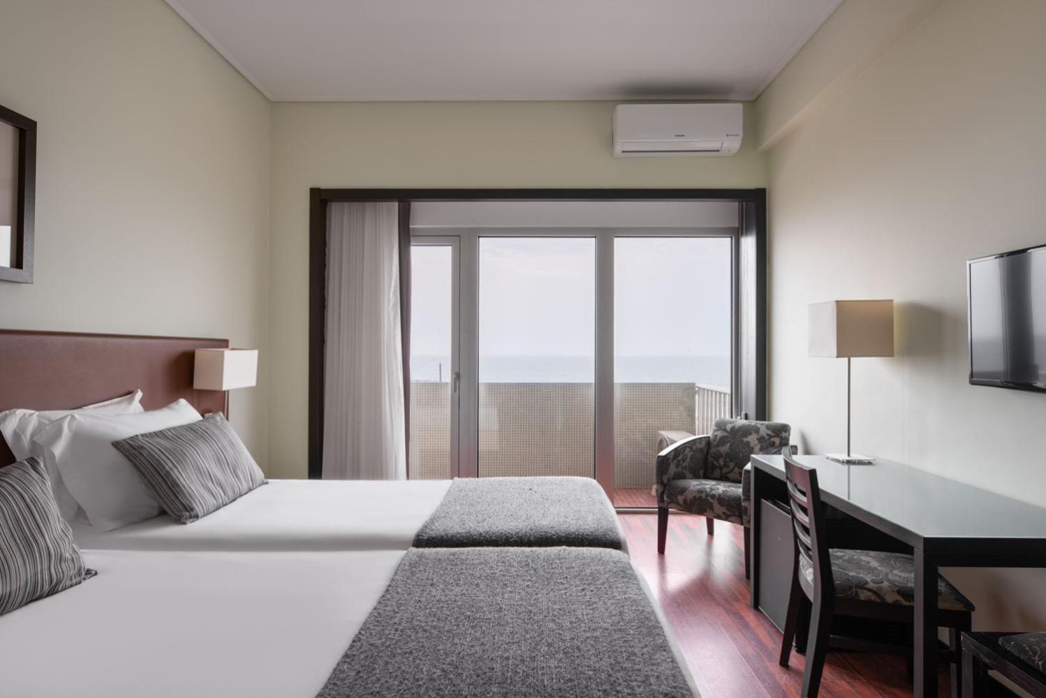 Double or Twin Room with Front Sea View - Photo 10