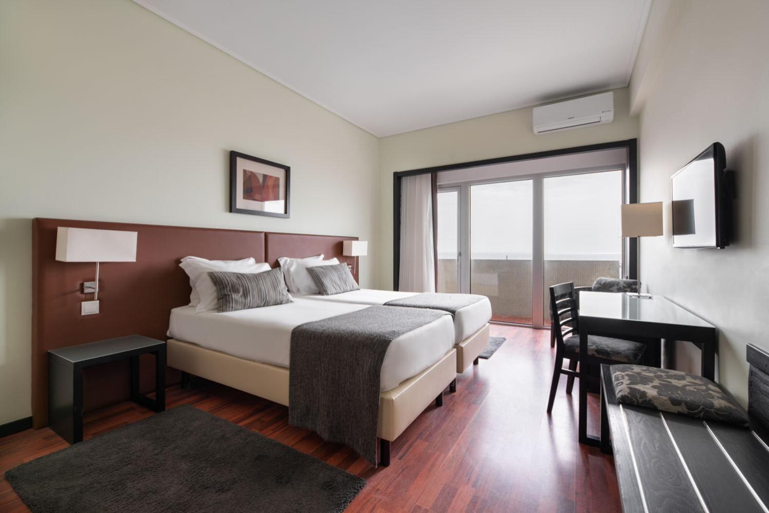 Double or Twin Room with Front Sea View - Photo 16