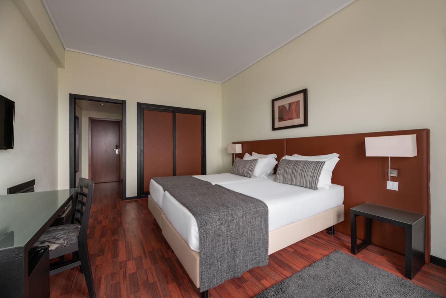 Double or Twin Room with Front Sea View - Photo 7