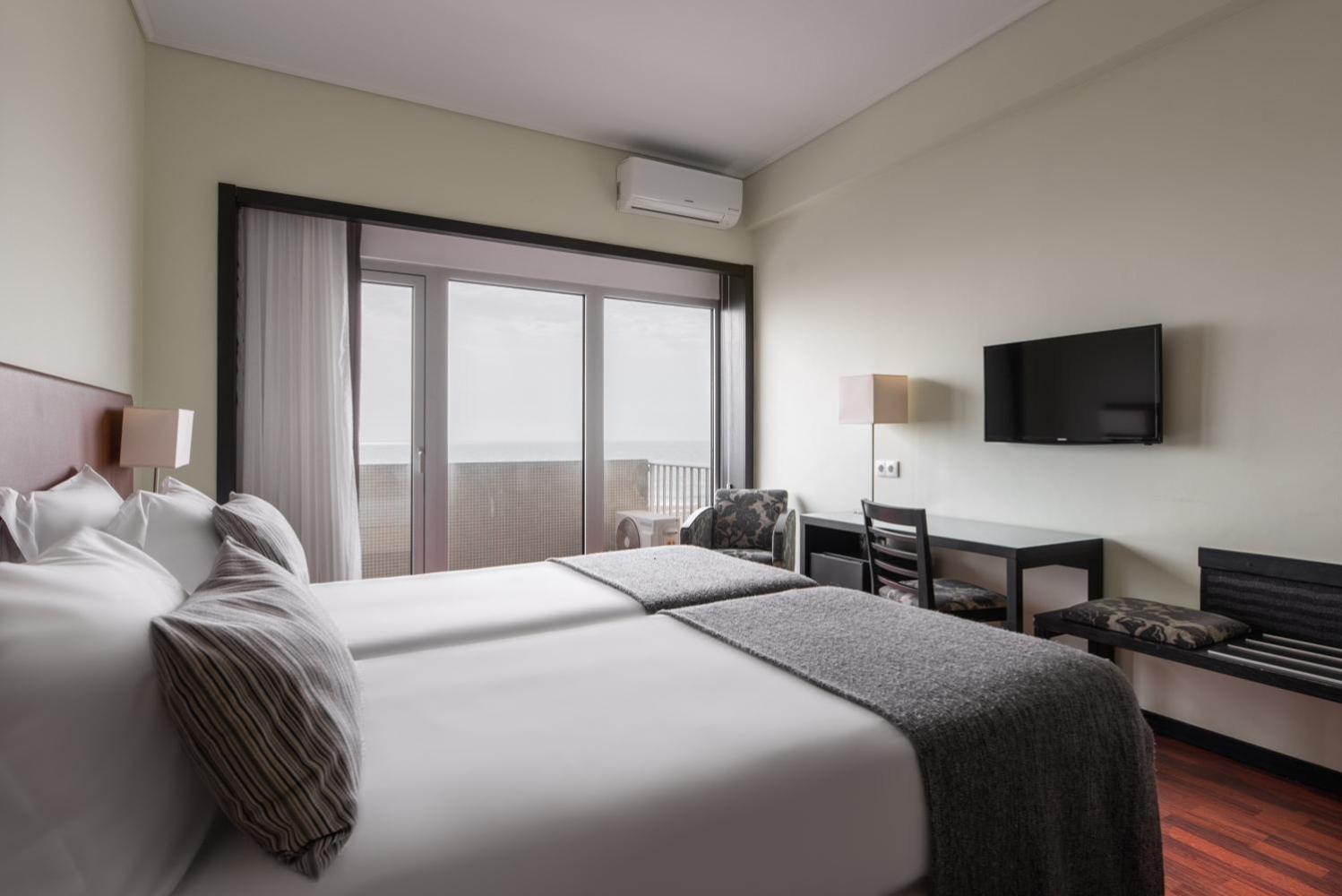 Double or Twin Room with Front Sea View - Photo 4